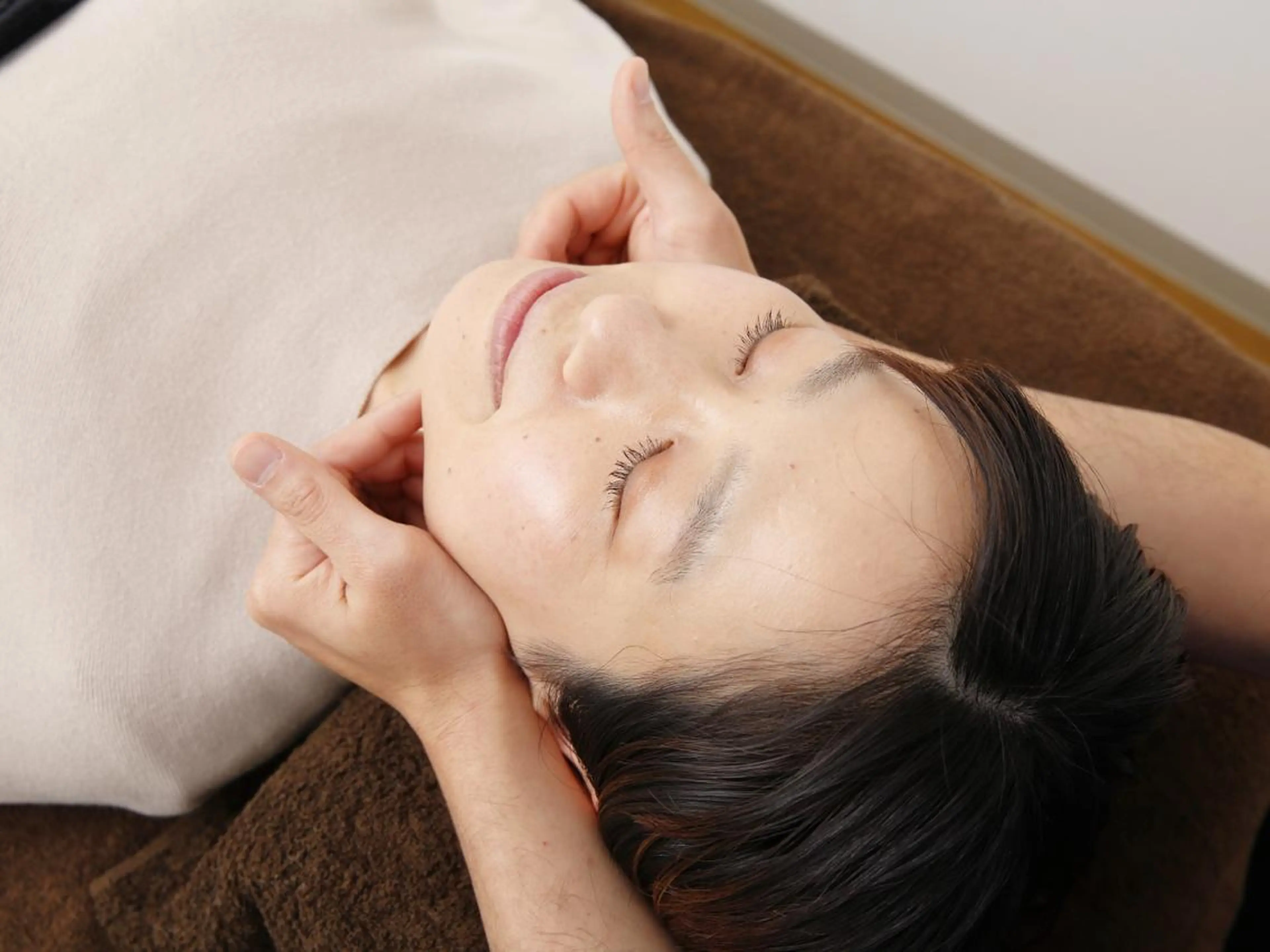 【顔の矯正】メイクオフの手間なしが嬉しい小顔矯正!しわ・たるみ・むくみ・左右の歪み・ほうれい線などの改善が短時間で!!の写真