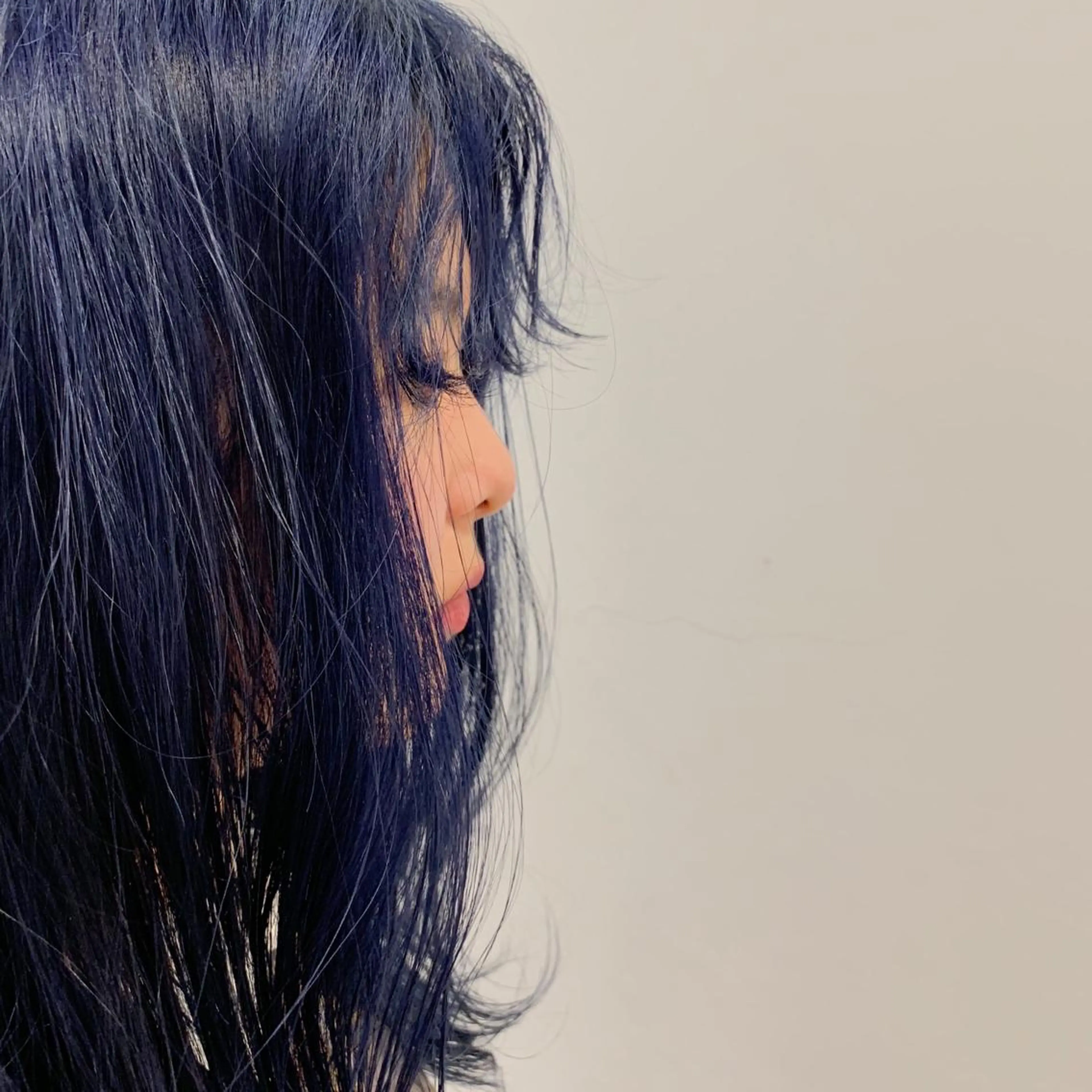 ロング カラー ヘアアレンジ ブリーチ ブルーカラー ネイビーカラー ヘアカラー トリートメント THE./ブリーチ 透感カラー/髪質改善のヘアスタイル