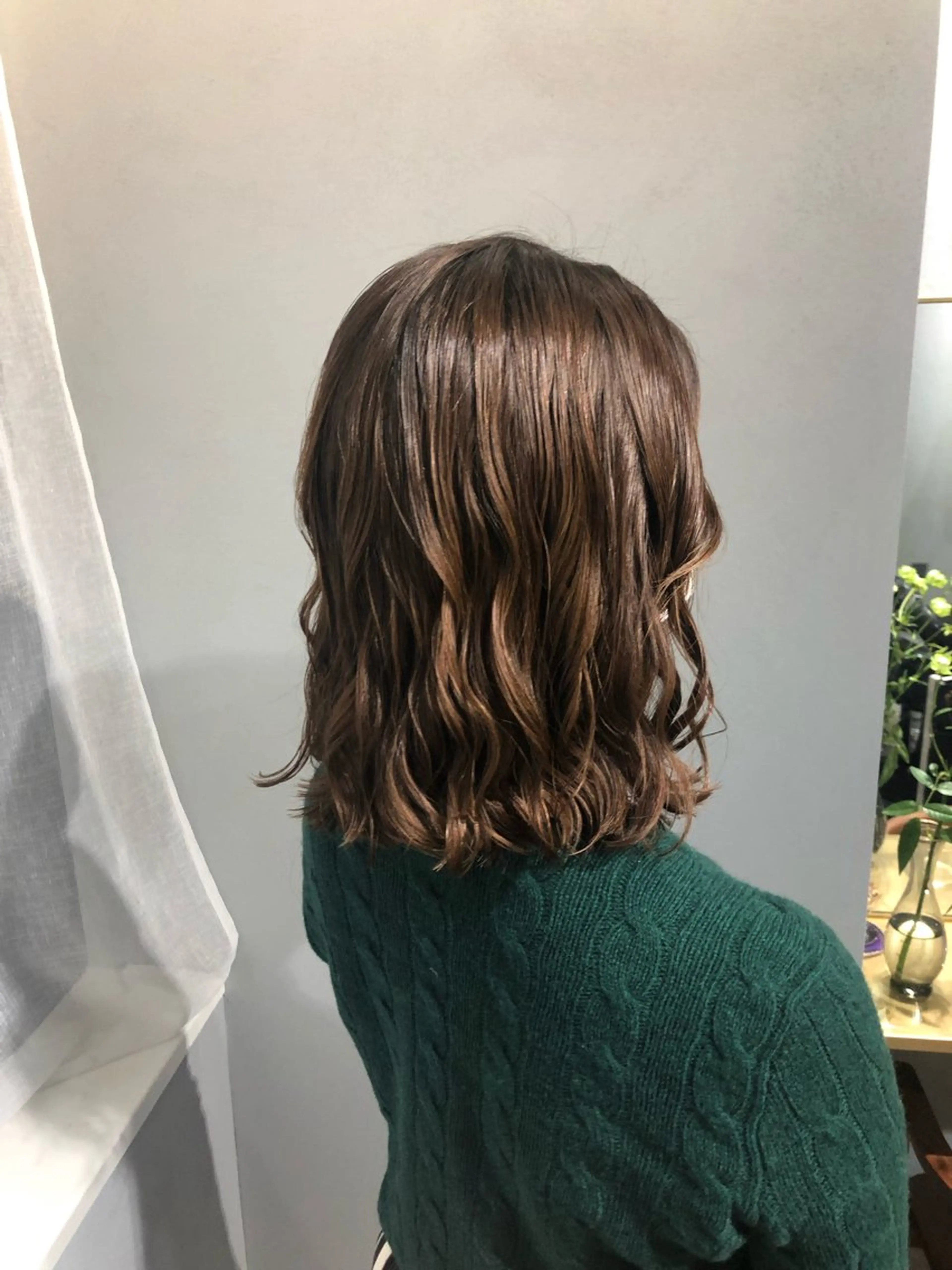 ミディアム パーマ 曲がる縮毛矯正 センターパートのヘアスタイル