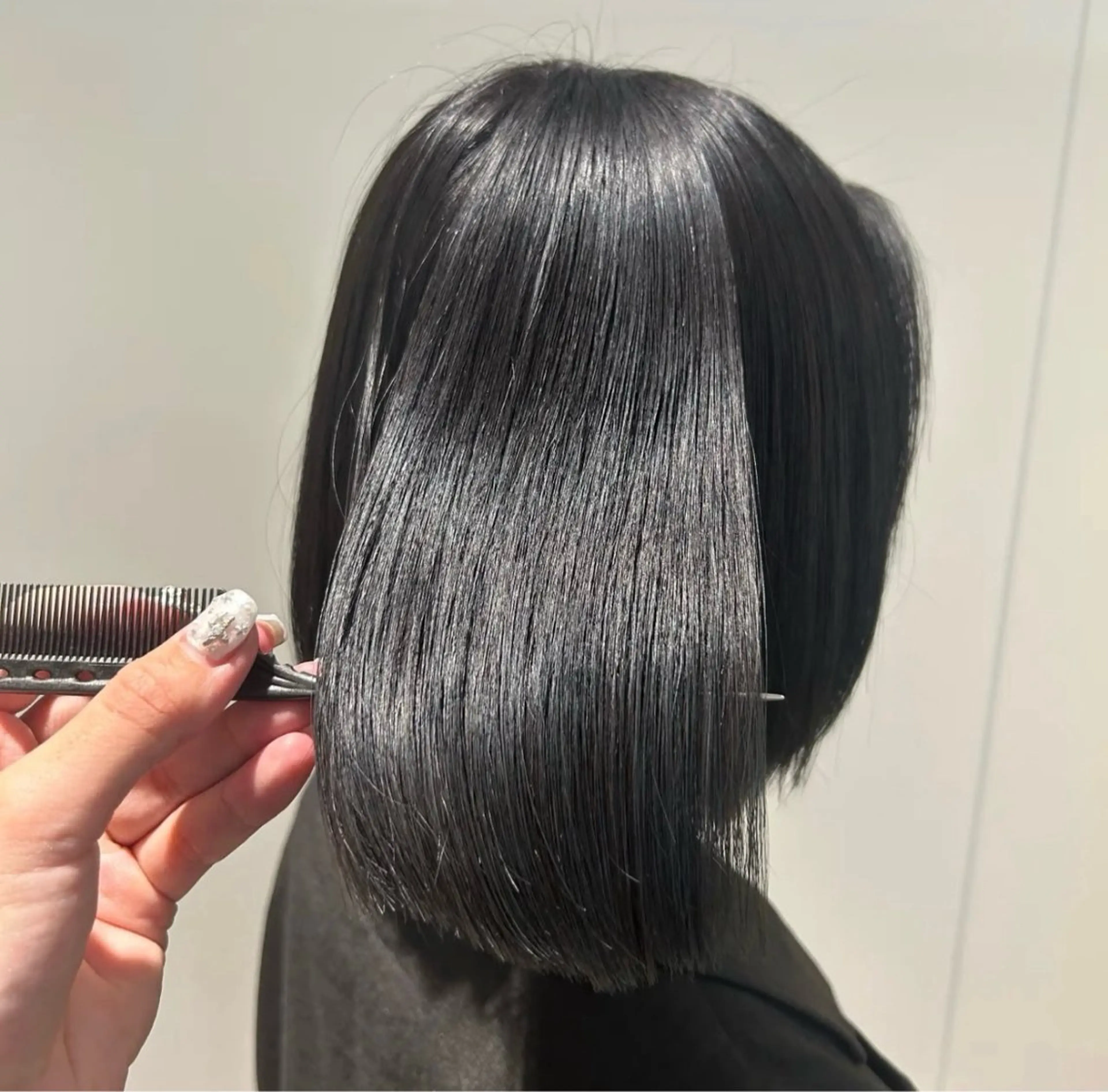 ショート カラー 黒髪 ブルーカラー ブルーブラック カット 縮毛矯正 トリートメント Ayaka🖤 ブリーチなしカラーのヘアスタイル