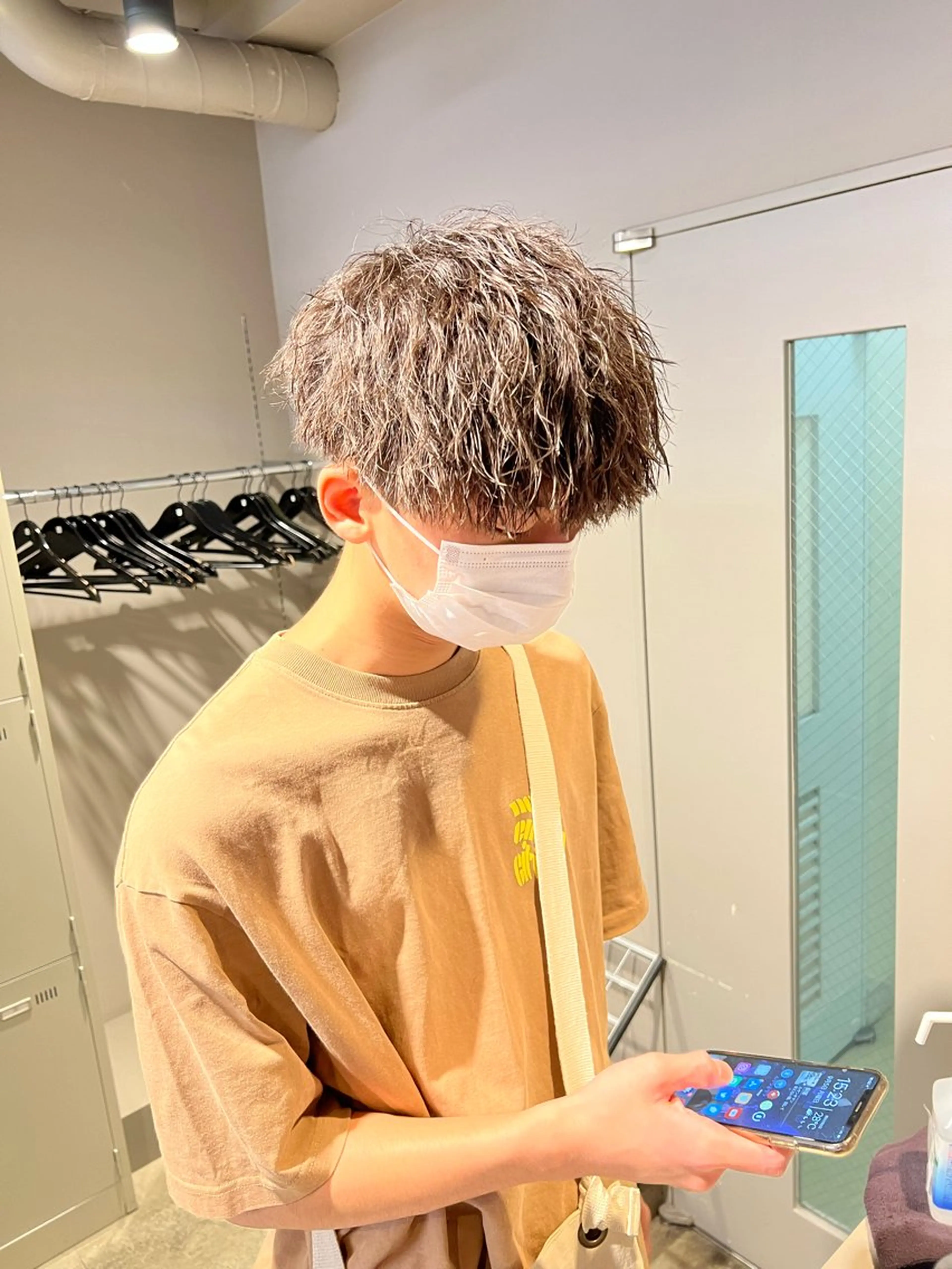 ミディアム パーマ メンズ ミディアムパーマ センターパート メンズ韓国風 韓国マッシュ マッシュウルフ メンズパーマ特化 TAIGAのヘアスタイル