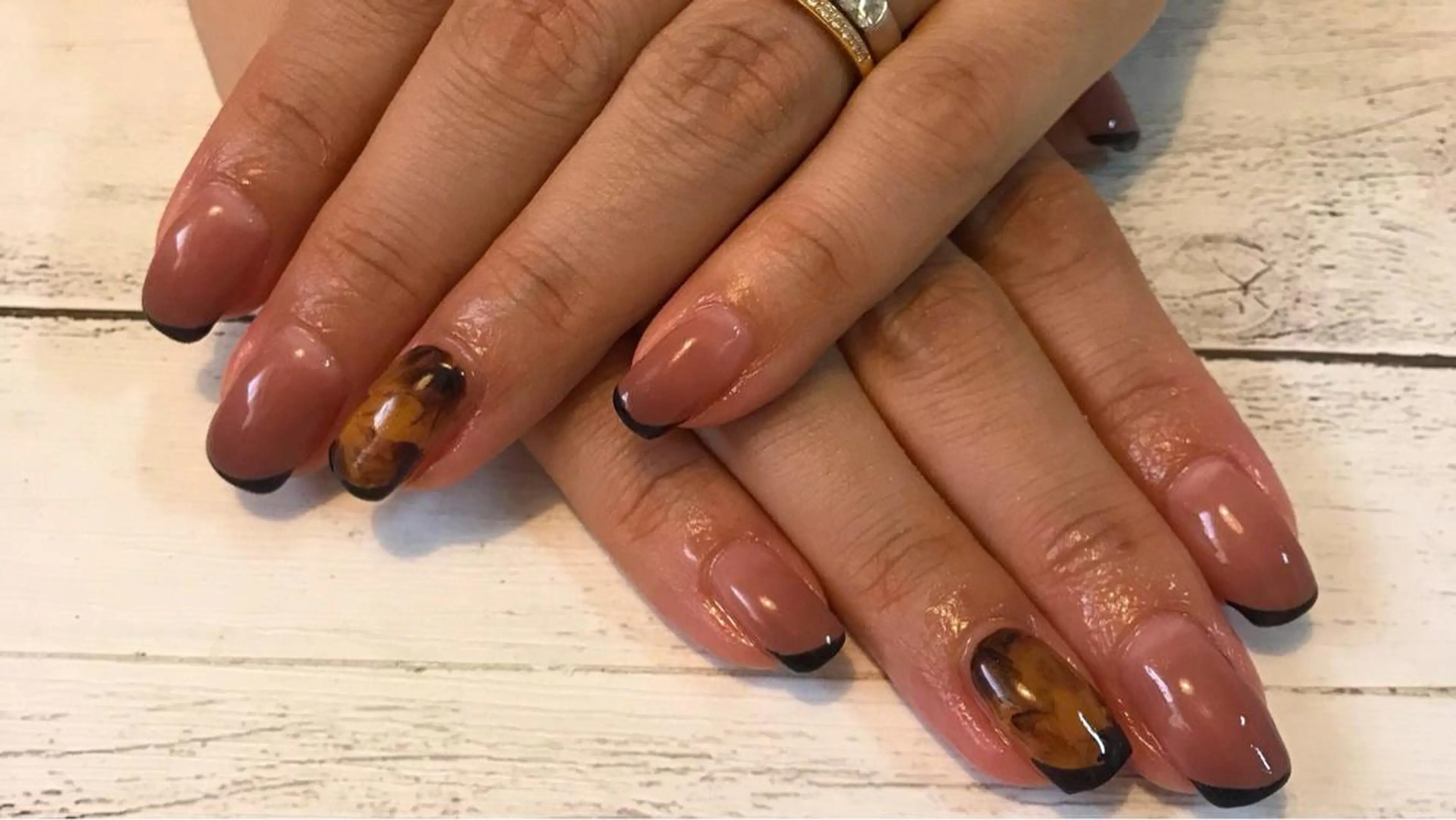ネイル べっ甲ネイル ハンドネイル フットネイル GéRanium Harukaのネイルデザイン