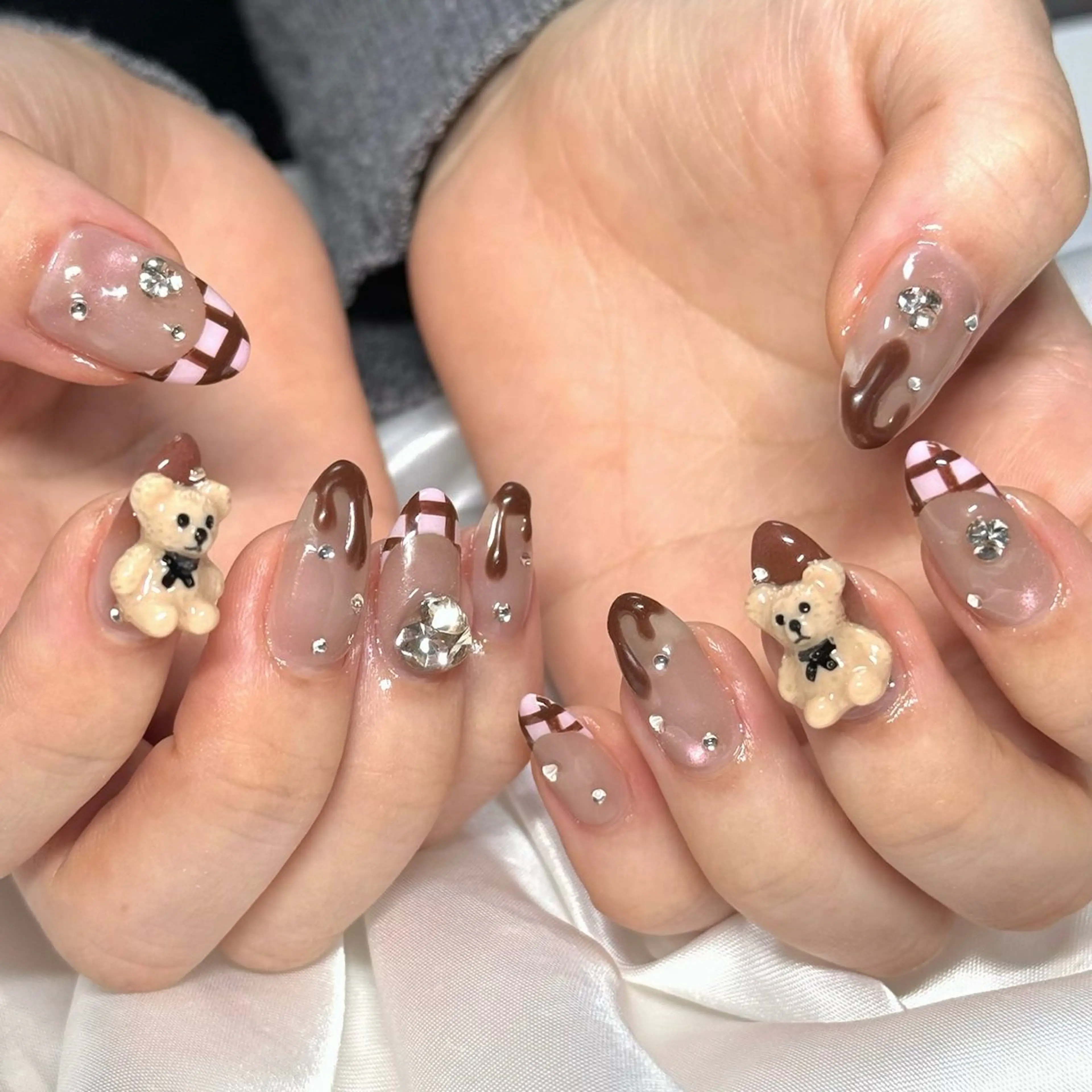 ネイル ブラウン フレンチネイル ガーリー マグネットネイル バレンタイン ハンドネイル 【OKIKA】 らん🦖🌈🧡のマツエク・マツパデザイン