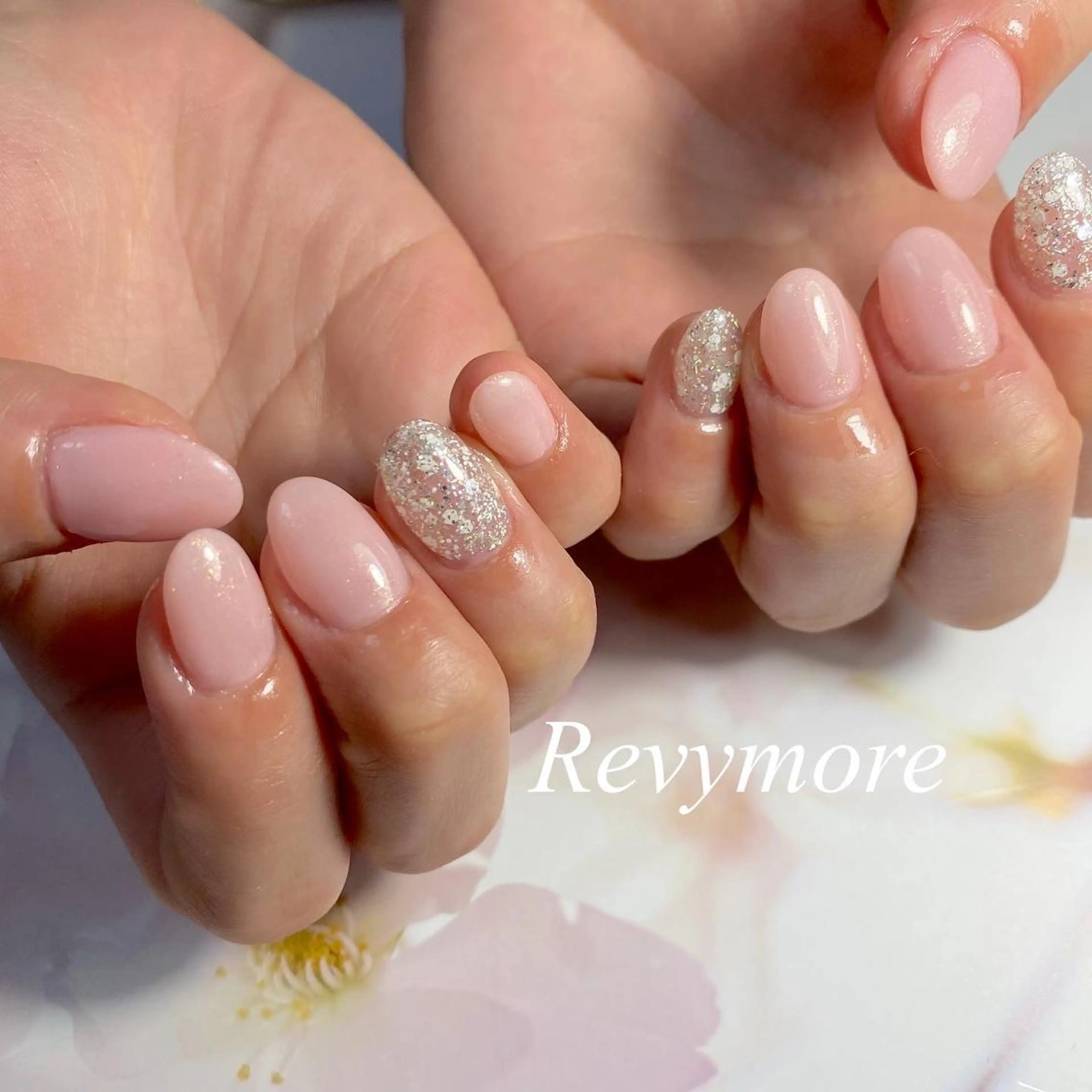 ミディアム ネイル ジェルネイル ニュアンスネイル オフィスネイル ワンカラーネイル シンプルネイル nail salon Revymore所属・nail salon Revymoreのネイルデザイン