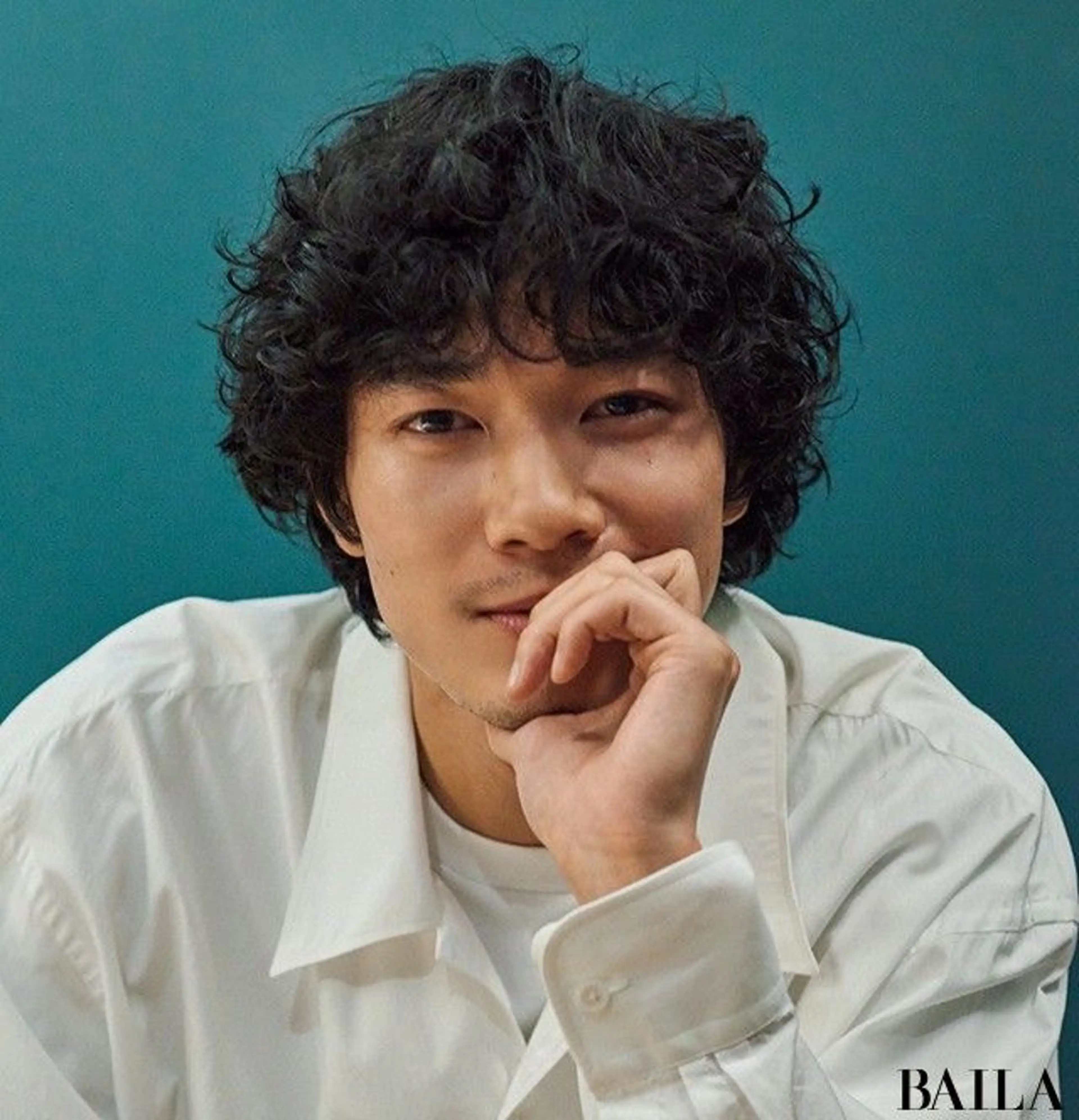 ミディアム パーマ メンズ 曲がる縮毛矯正 センターパートのヘアスタイル