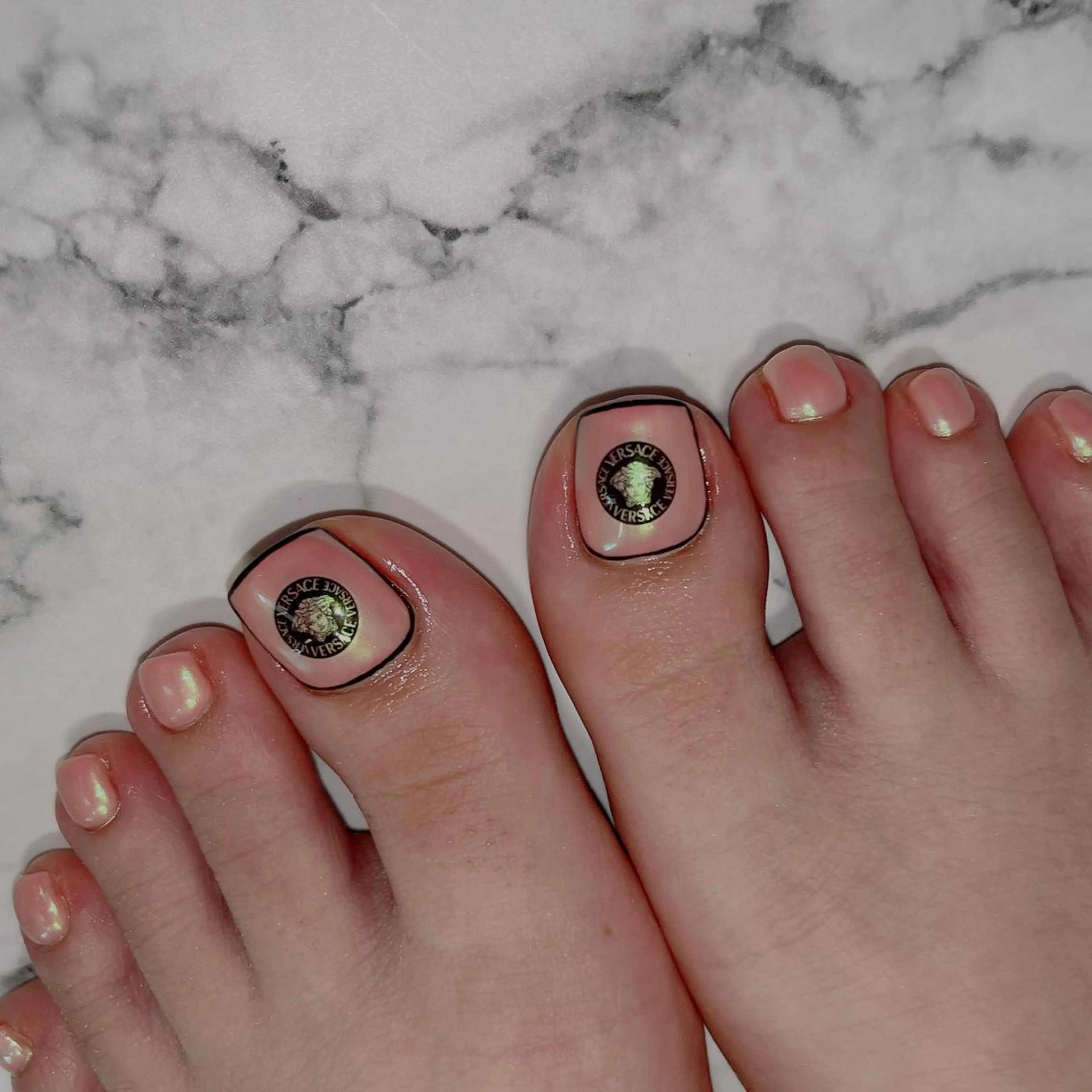 ネイル フットネイル フレンチネイル ジェルネイル ラメ(グリッター) ラメグラデーション フットネイル 𝐍𝐄𝐎 𝐉𝐔𝐑𝐈のネイルデザイン