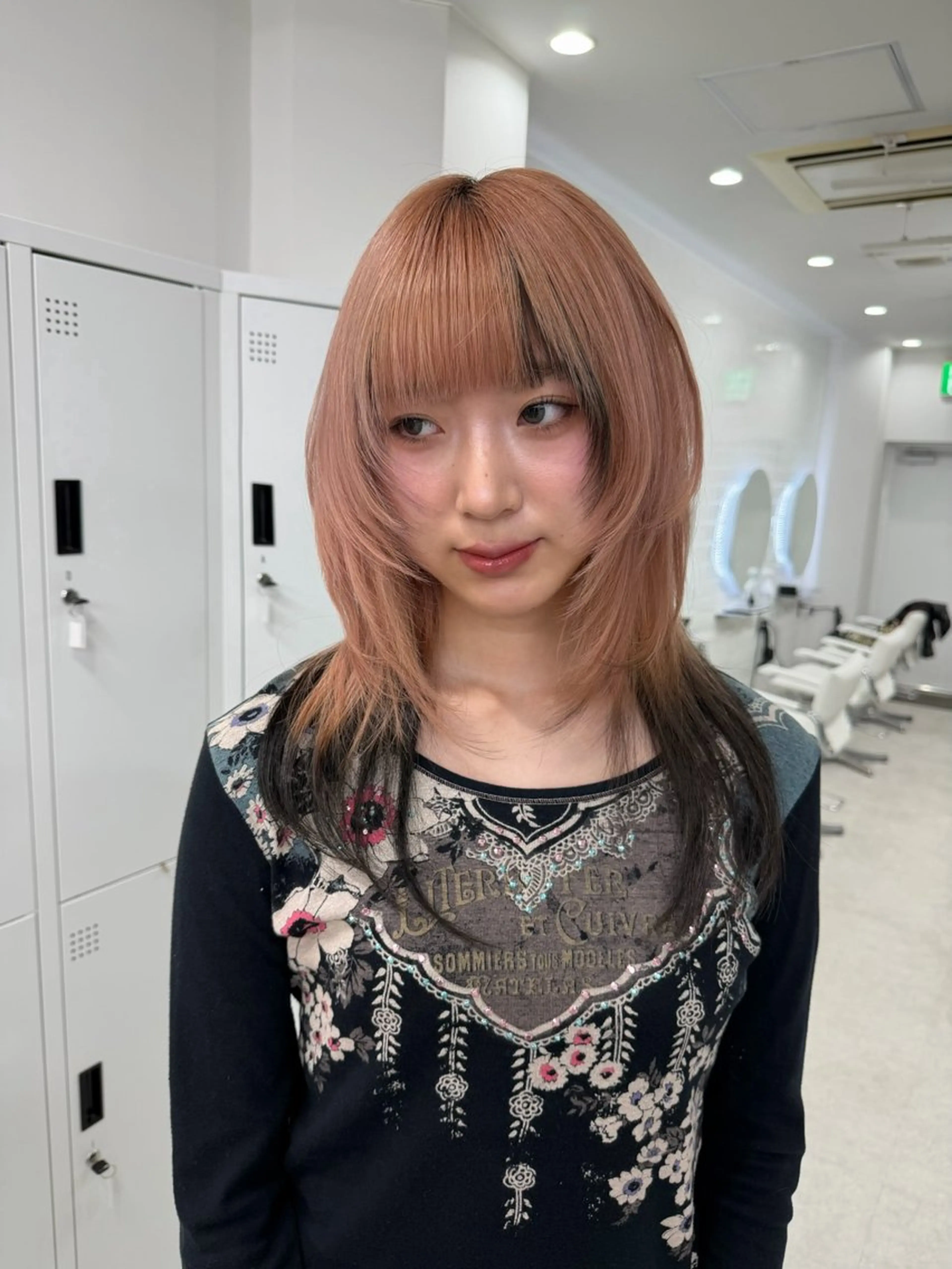 ミディアム カット タマシロカリン 艶カラー/レイヤーのヘアスタイル