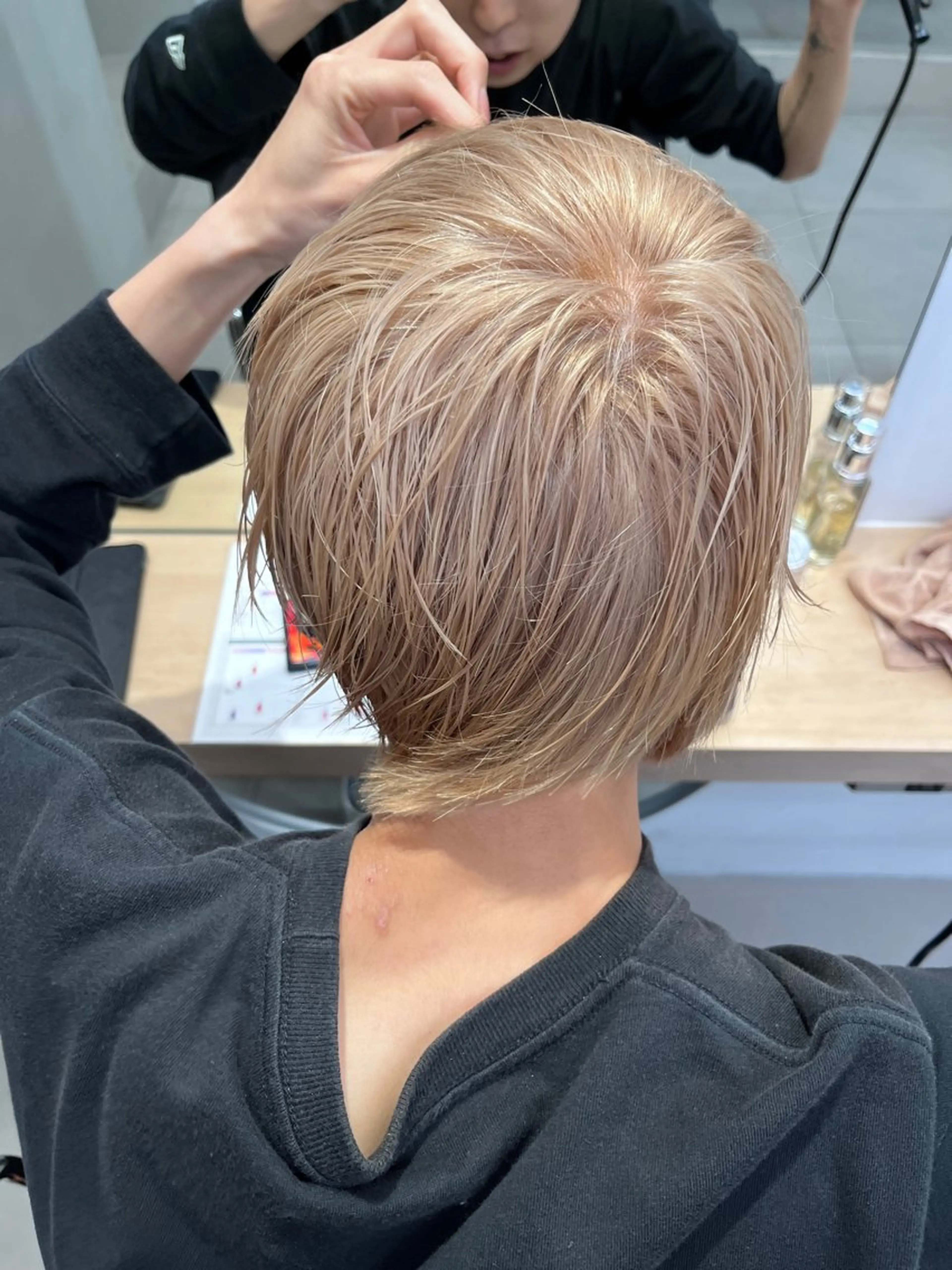 ショート カラー ブリーチ ハイトーンカラー 赤み消しカラー/ オリーブ/トモキのヘアスタイル