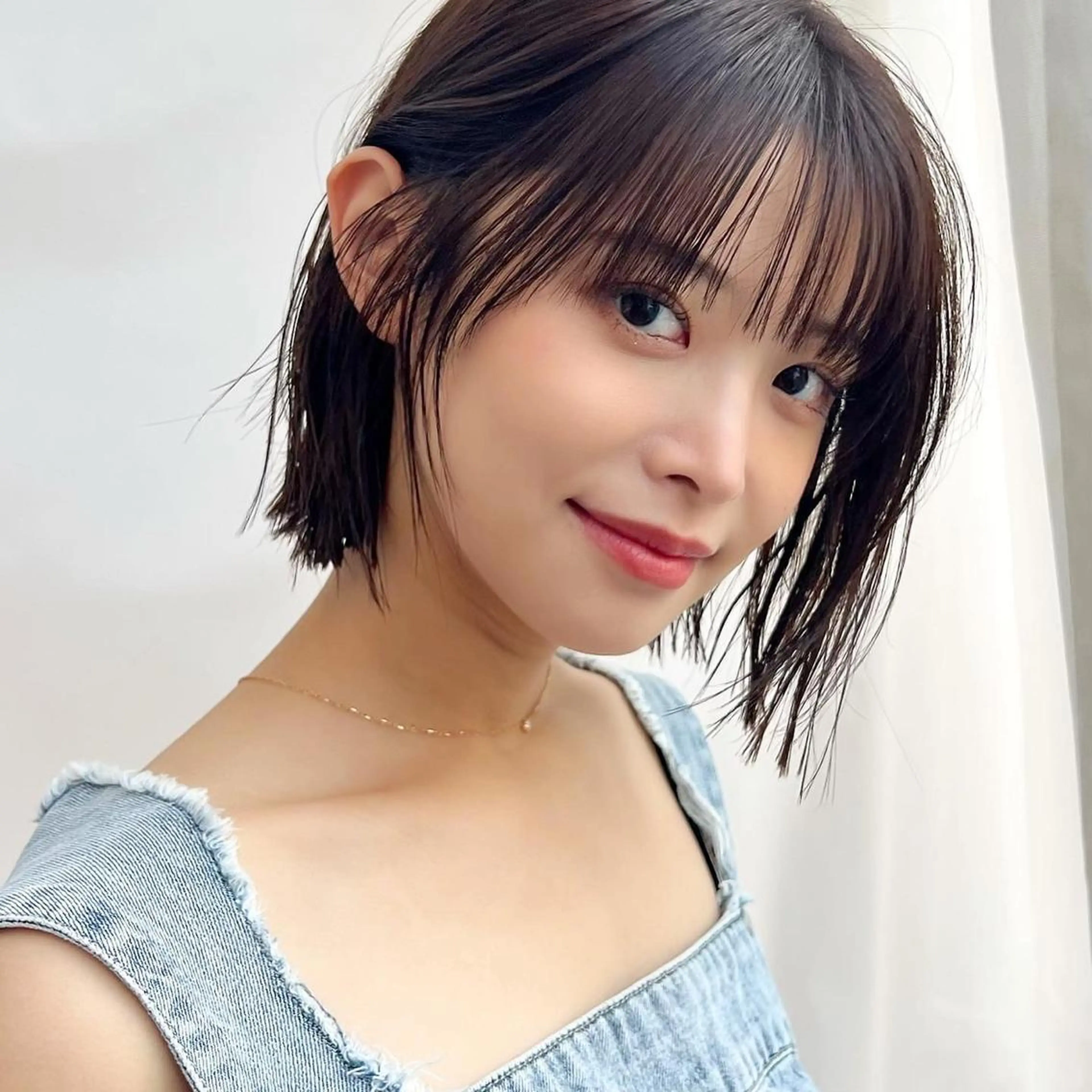 ショート カラー 切りっぱなしボブ 前下がりボブ ブリーチ グレージュ イルミナカラー カット ヘアカラー トリートメント レイヤー専門家 ダブルカラー修のヘアスタイル