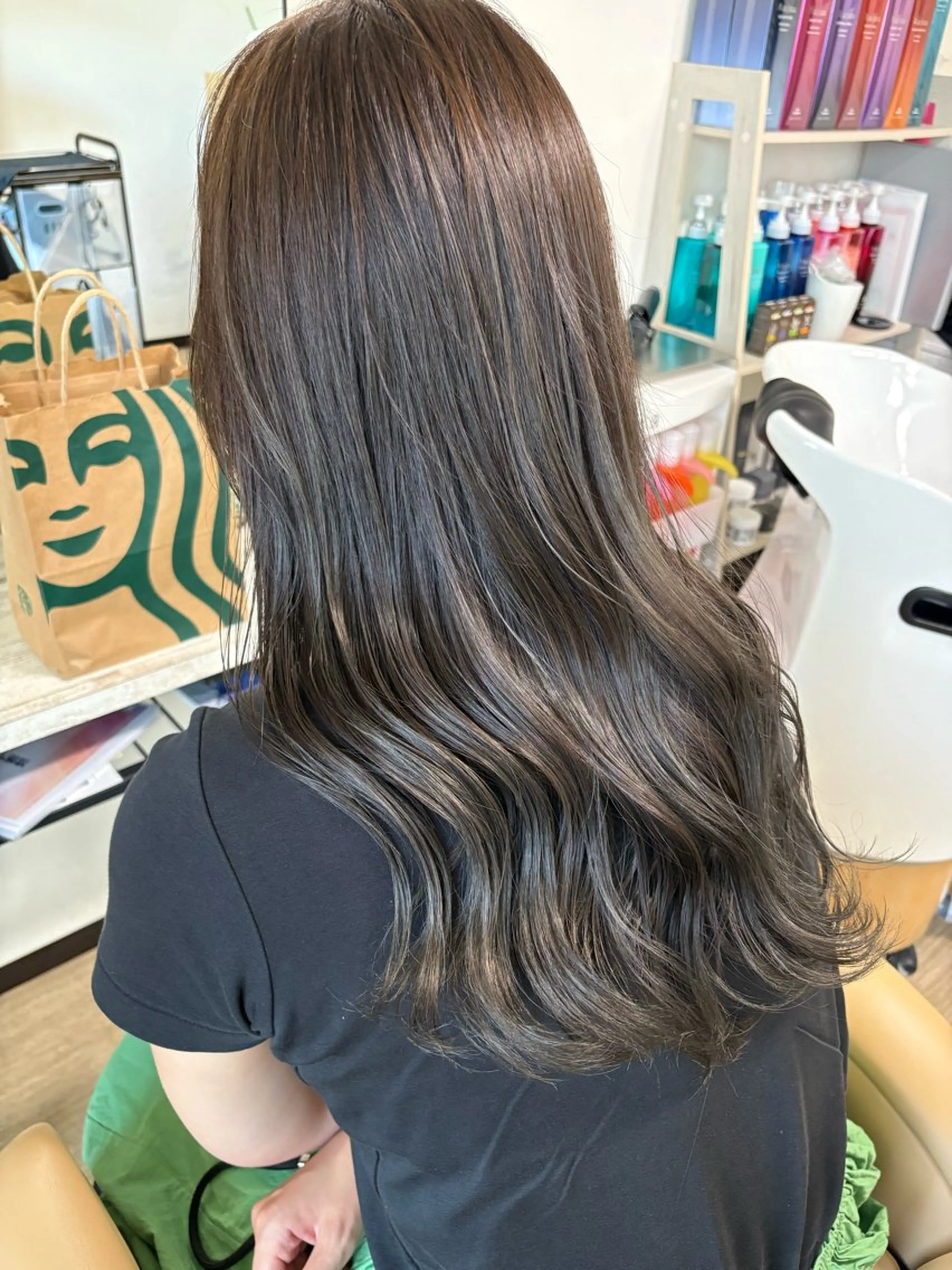 ロング カラー グレージュ 中尾 綺のヘアスタイル
