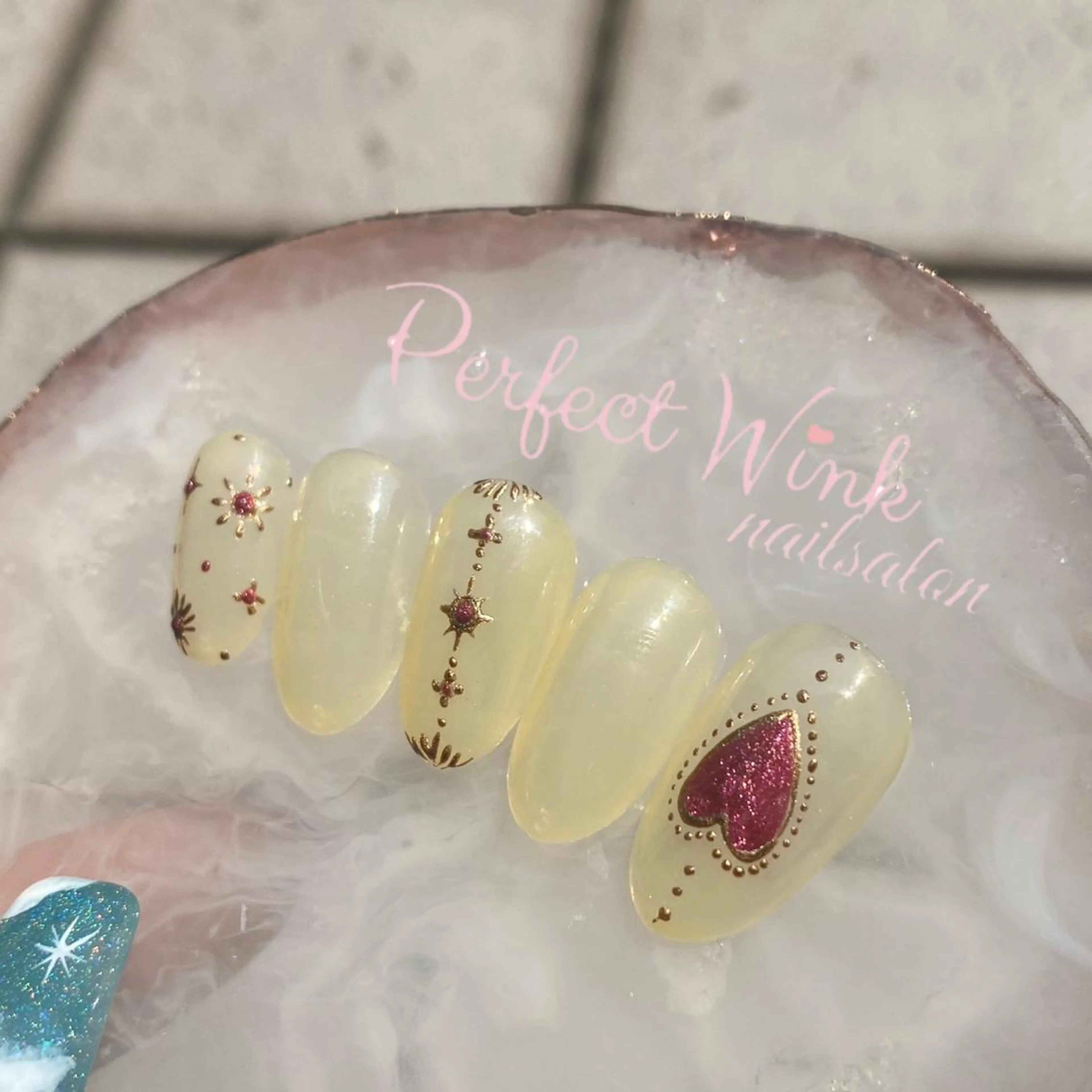 ネイル フレンチネイル ジェルネイル グラデーション キラキラネイル ラメ(グリッター) ハンドネイル 💅Perfect Wink RUI🌈のネイルデザイン