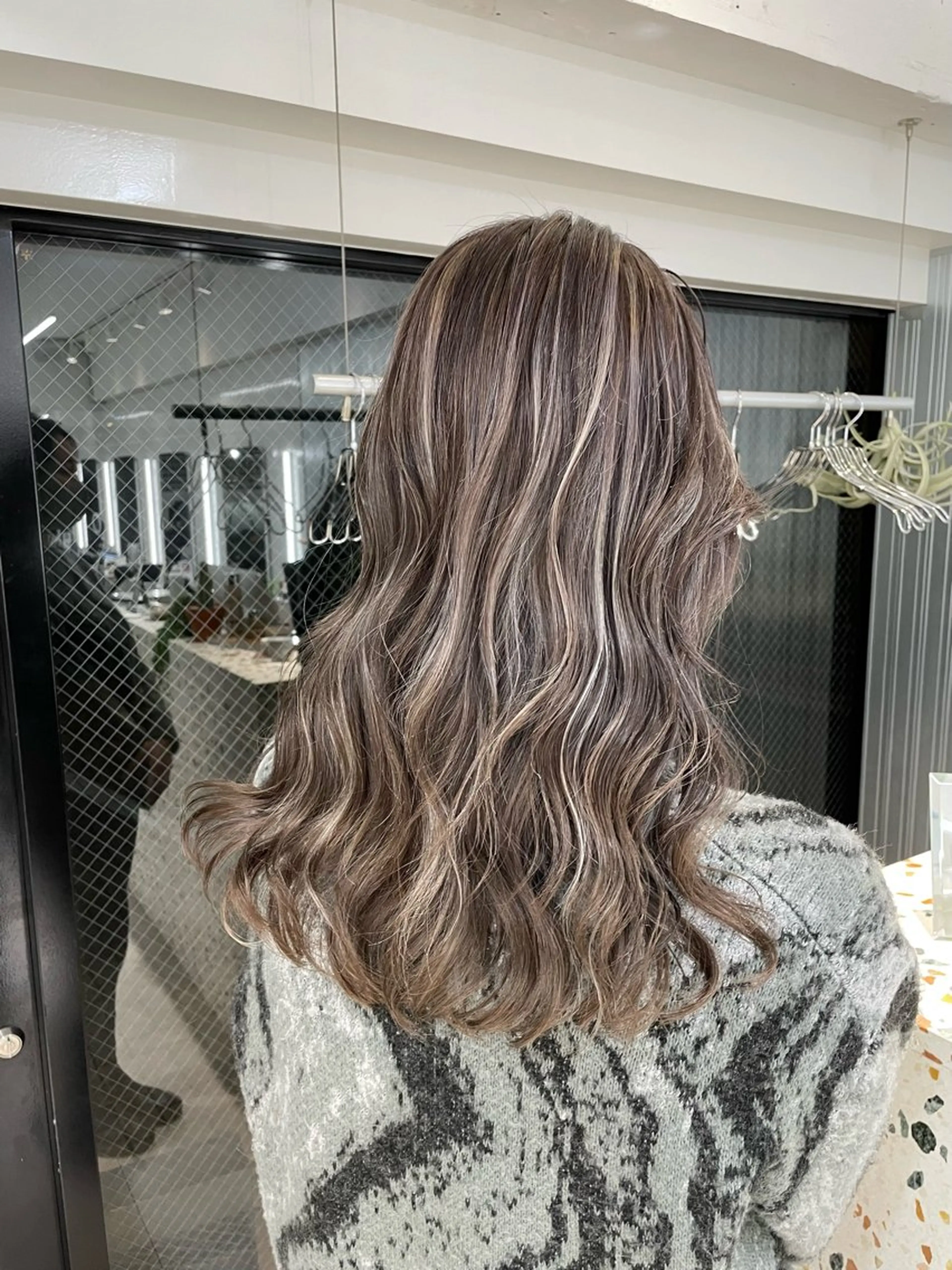 ロング ヘアカラー ミルクティーベージュ オリーブグレージュのヘアスタイル