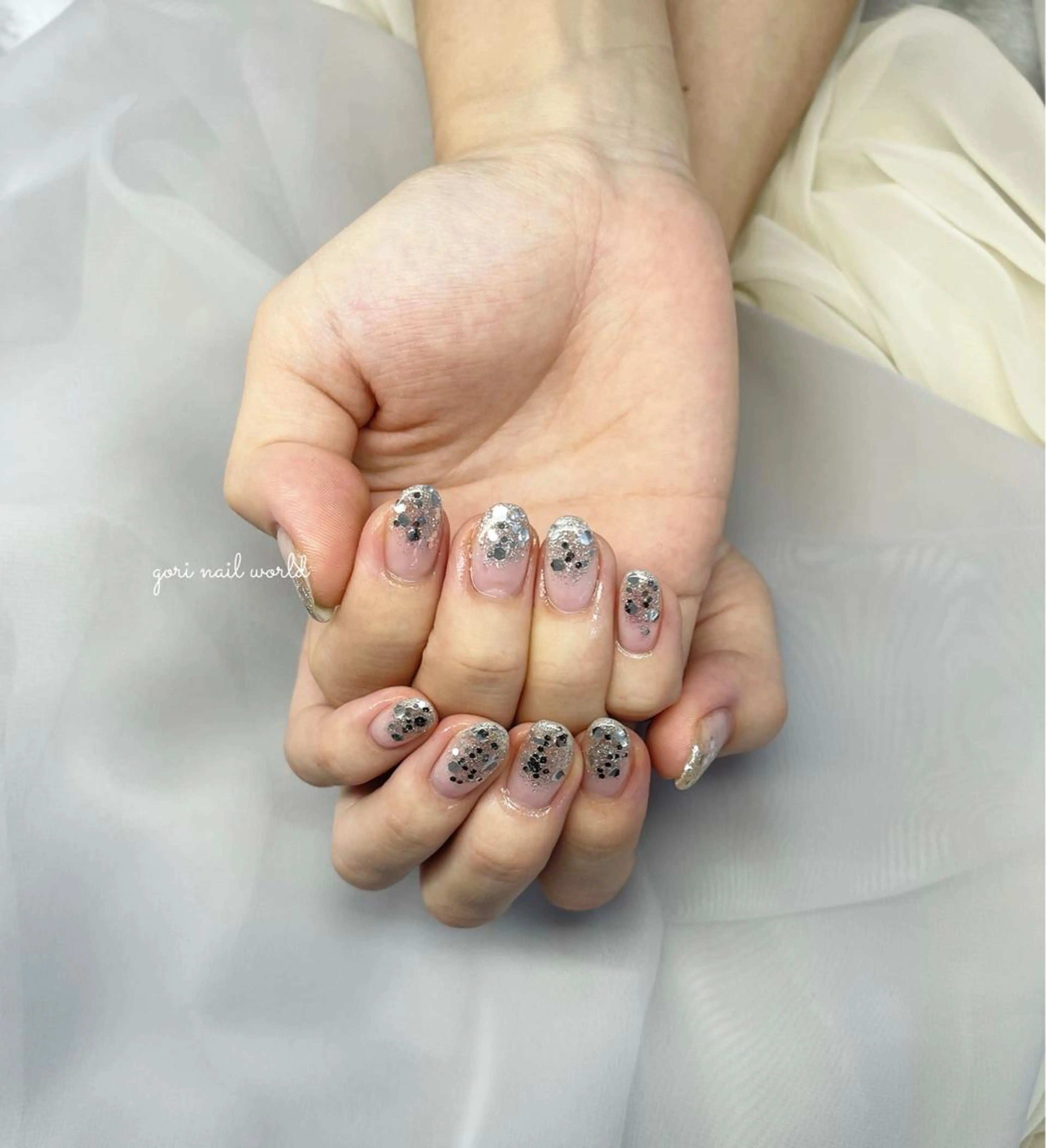 ネイル グラデーション ラメ(グリッター) ラメグラデーション ショートネイル シルバー 𝐠𝐨𝐫𝐢 𝐧𝐚𝐢𝐥のネイルデザイン