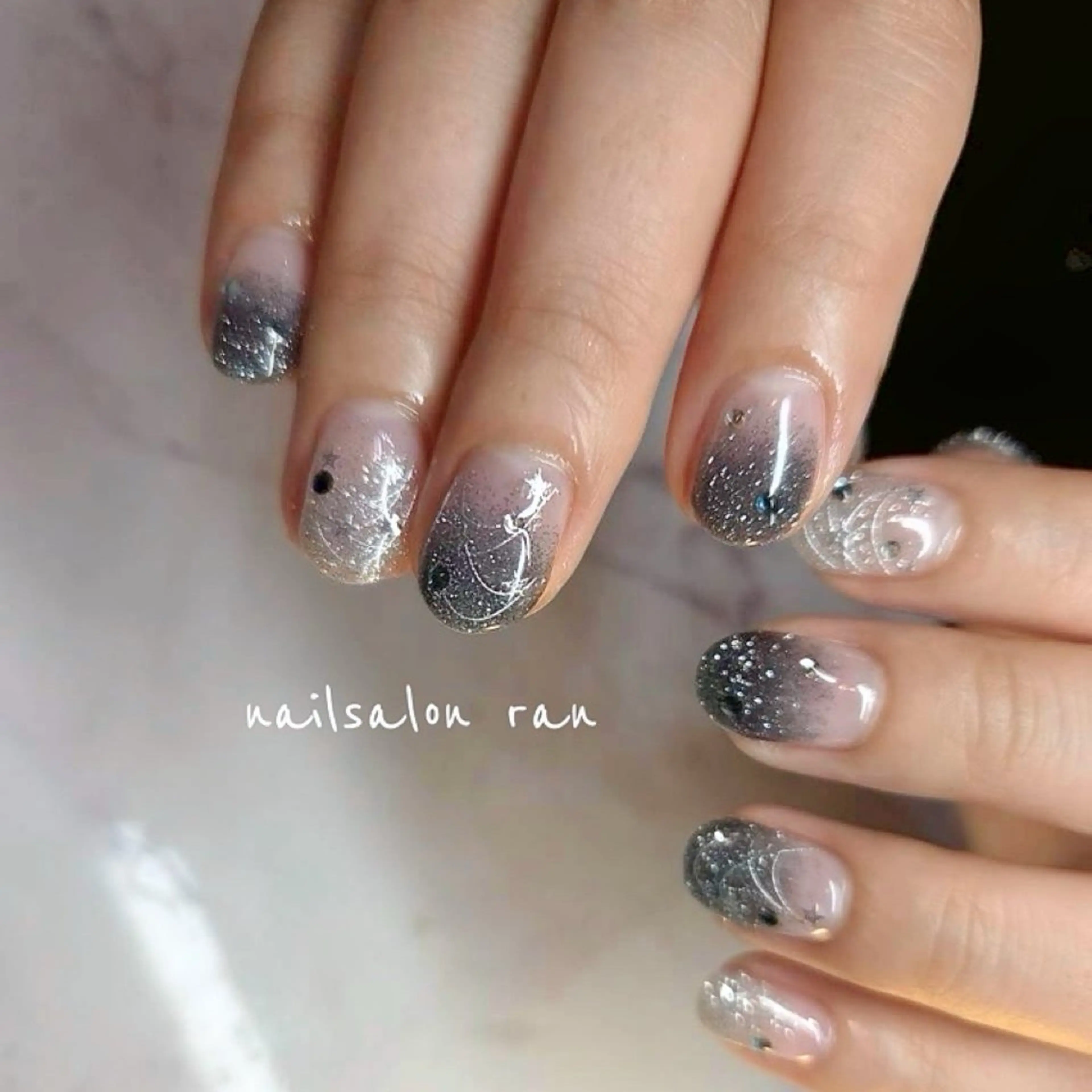 ネイル フラッシュネイル グラデーション キラキラネイル ラメ(グリッター) ラメグラデーション ハンドネイル ハンドケア nailsalon ranのネイルデザイン
