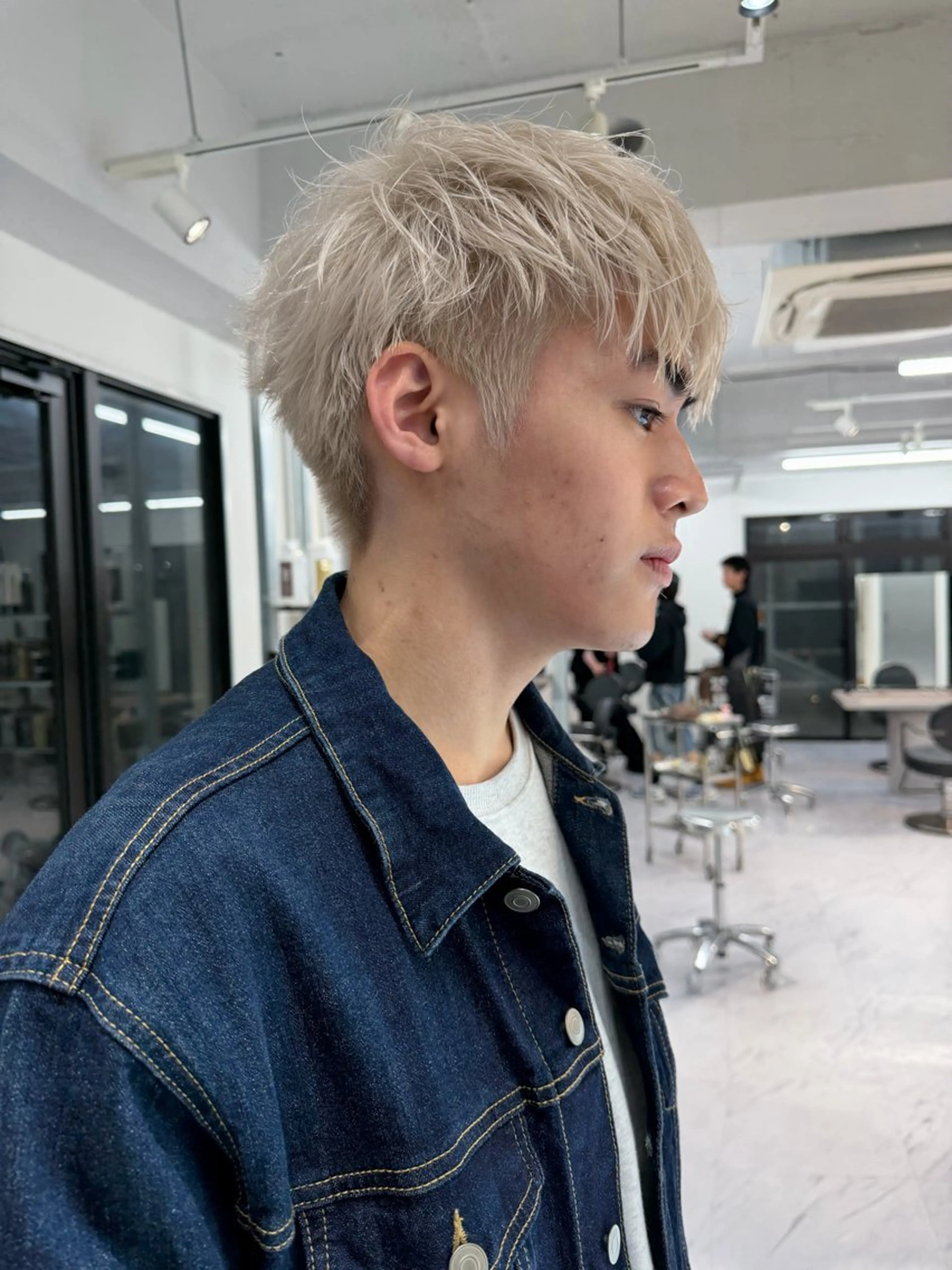 ショート カラー メンズ メンズブリーチ メンズハイトーン メンズインナーカラー ベージュカラー ブリーチ ヘアカラー トリートメント TATSUブリーチ/ ミルクティーベージュのヘアスタイル