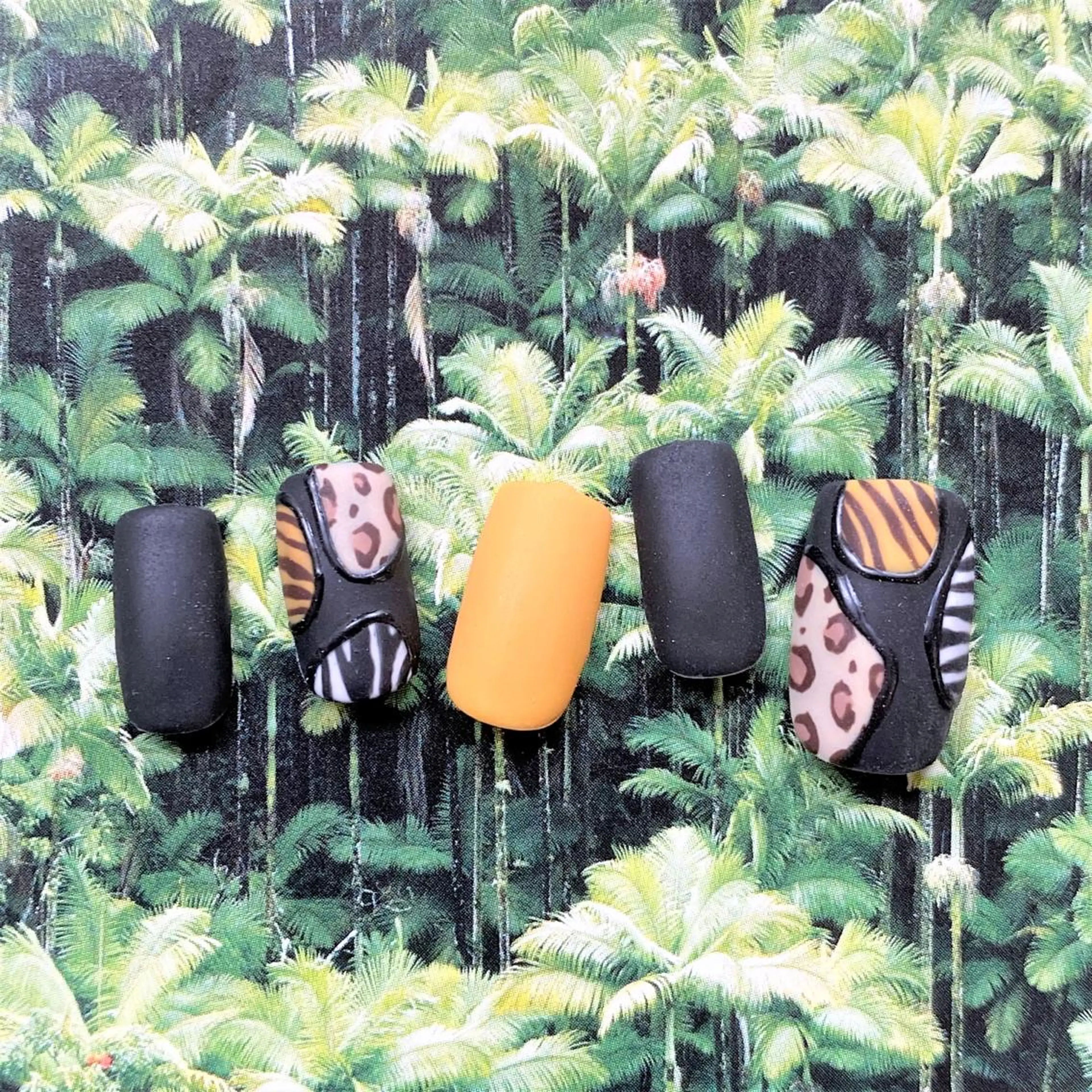 ネイル アニマル柄 ハンドネイル Alohana Minaのネイルデザイン