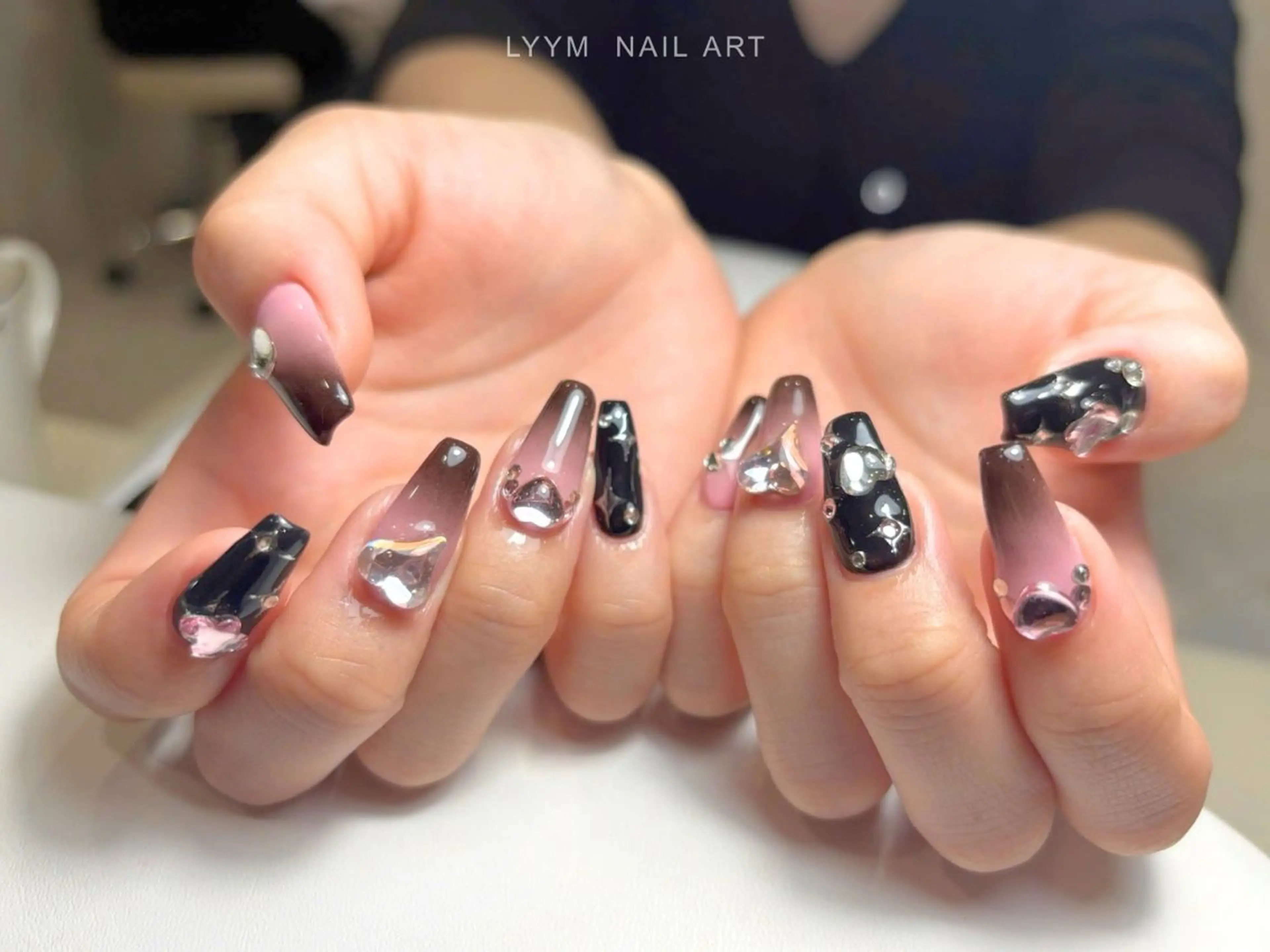 ネイル クリアネイル グラデーション 韓国ネイル ロングネイル ストーンネイル ハンドネイル LYYM Salonのネイルデザイン