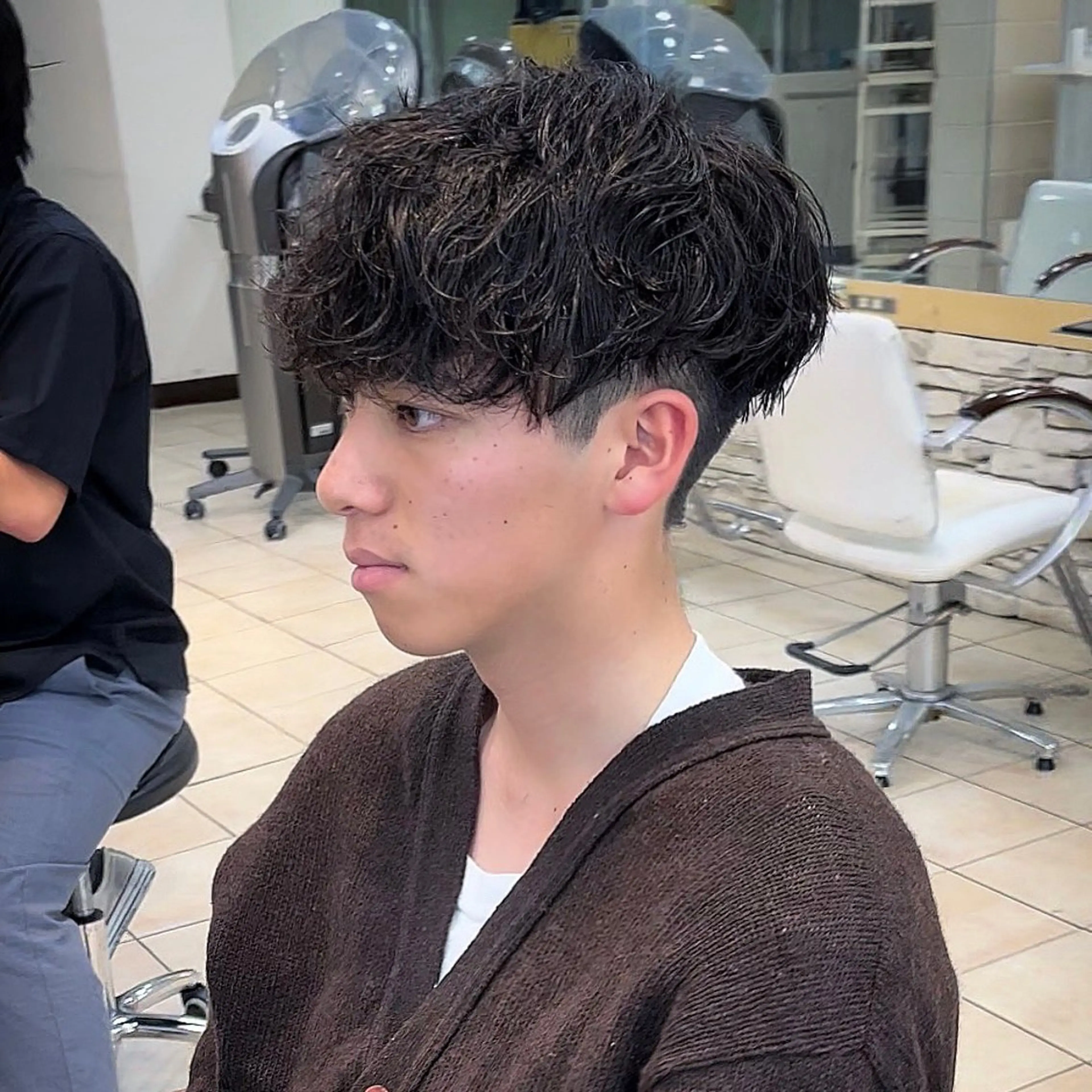 ショート パーマ メンズ マッシュ メンズパーマ スペインカール 刈り上げ 外国人風カラー カット パーマ masahiro 波巻きシャドウパーマのヘアスタイル