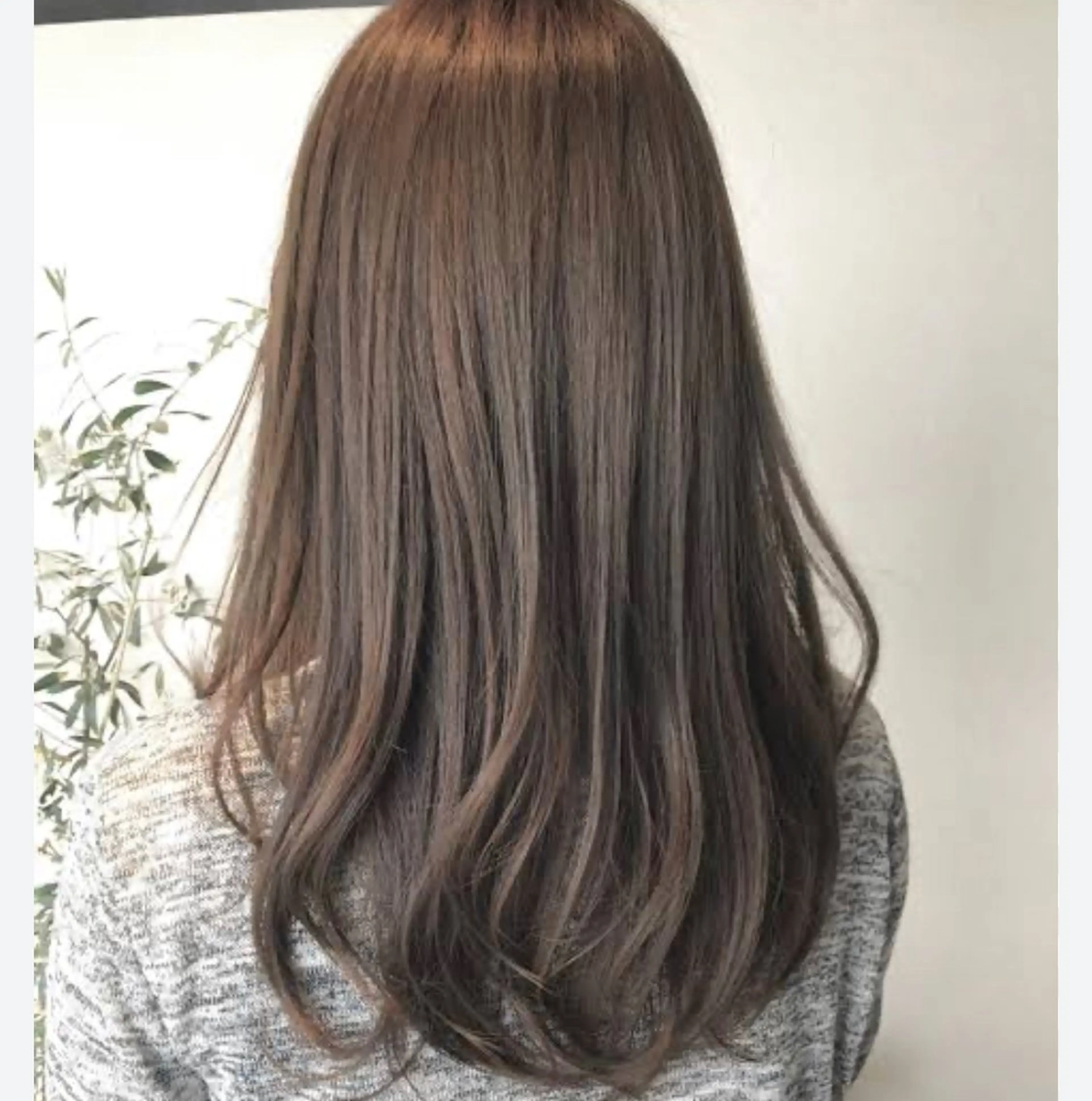セミロング 縮毛矯正 韓国風レイヤーカラー ライムのヘアスタイル