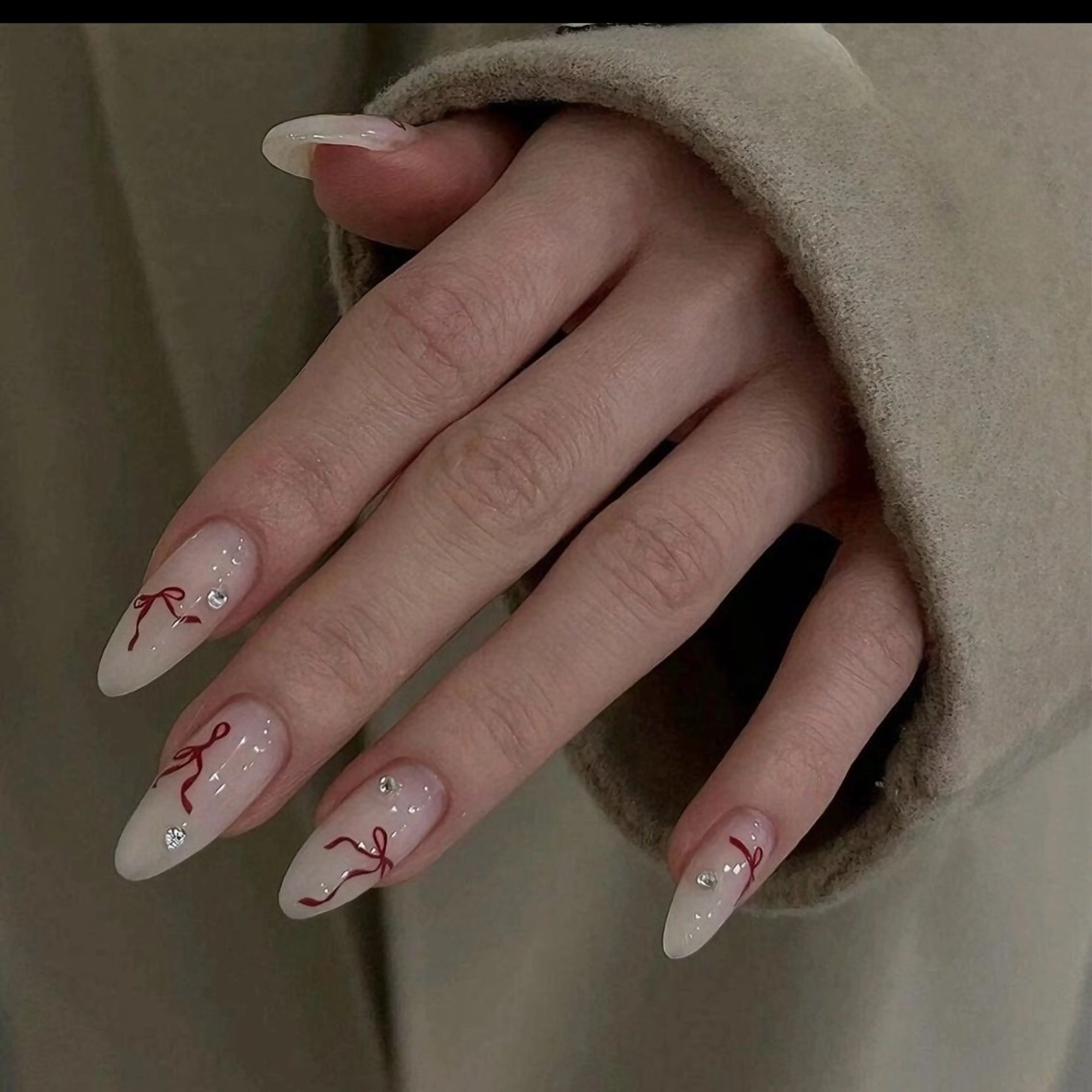 ネイル 赤色 リボン ストーンネイル Best  nail 結衣のマツエク・マツパデザイン