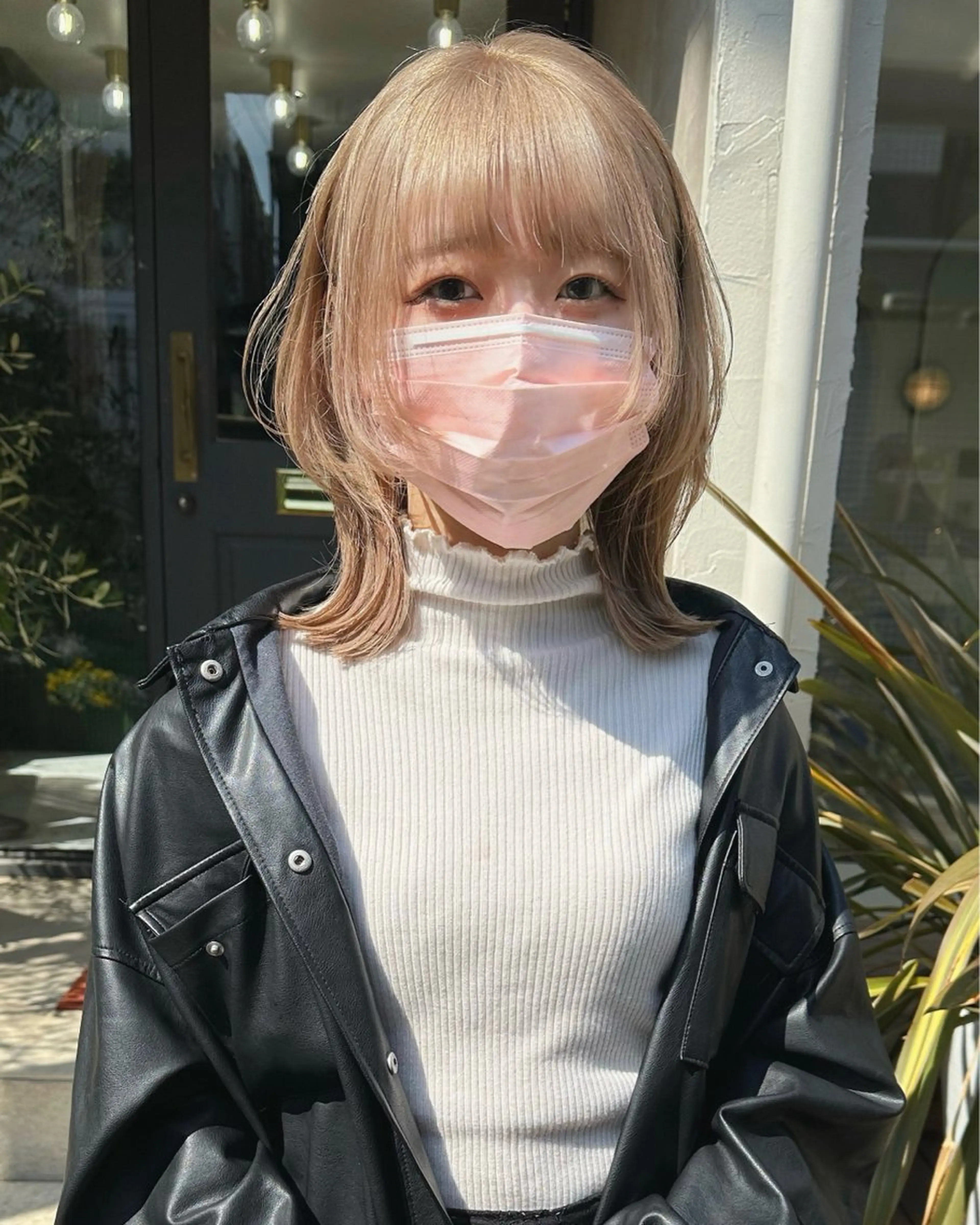 ミディアム カラー ベージュカラー ブリーチ ミルクティーベージュ 顔周りカット レイヤーカット カット ヘアカラー レイヤーカット🪄 耳ツボ🎀Ayumiのヘアスタイル