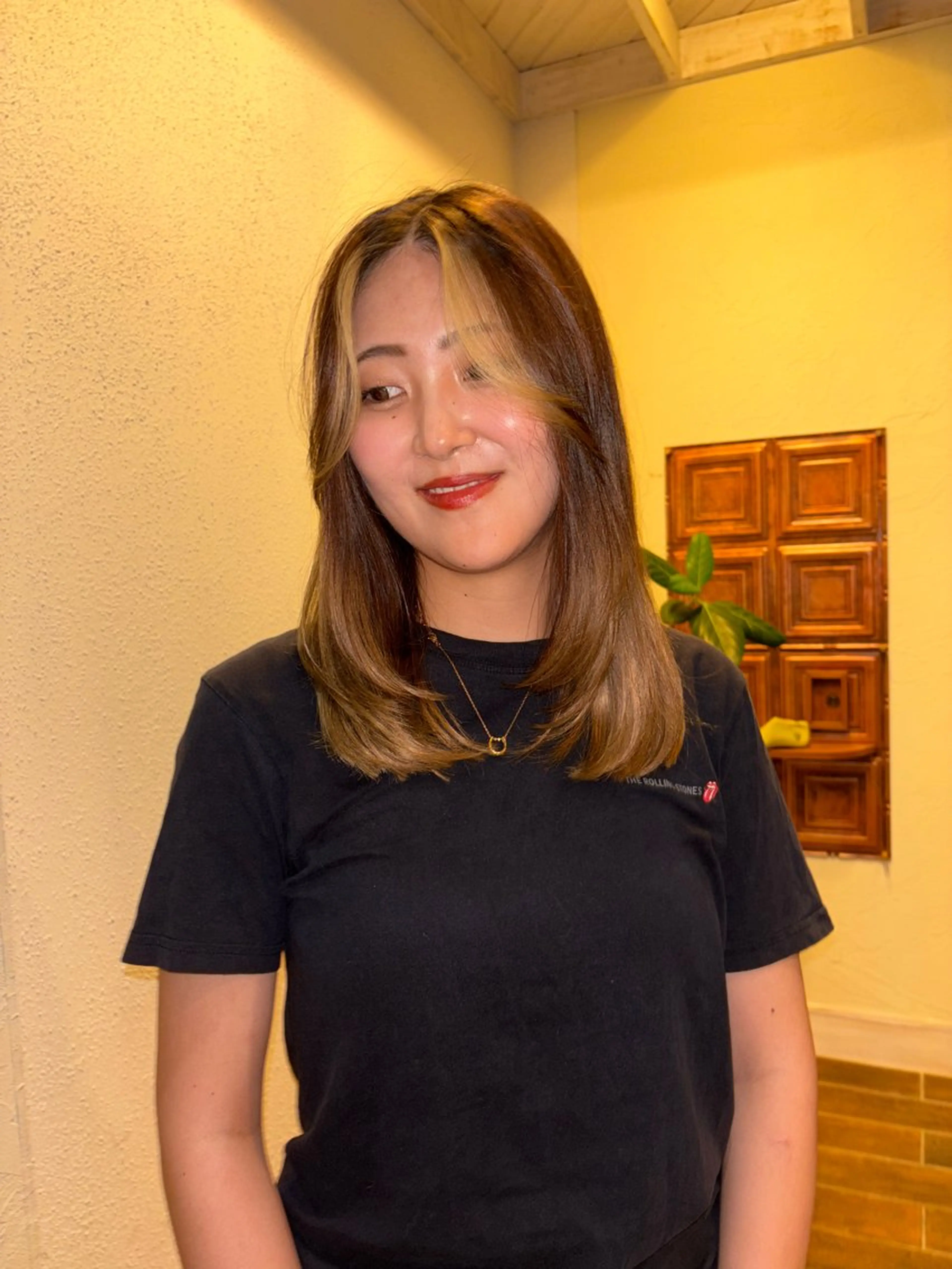 セミロング かきあげバング レイヤーカット カット 角田 桃香のヘアスタイル