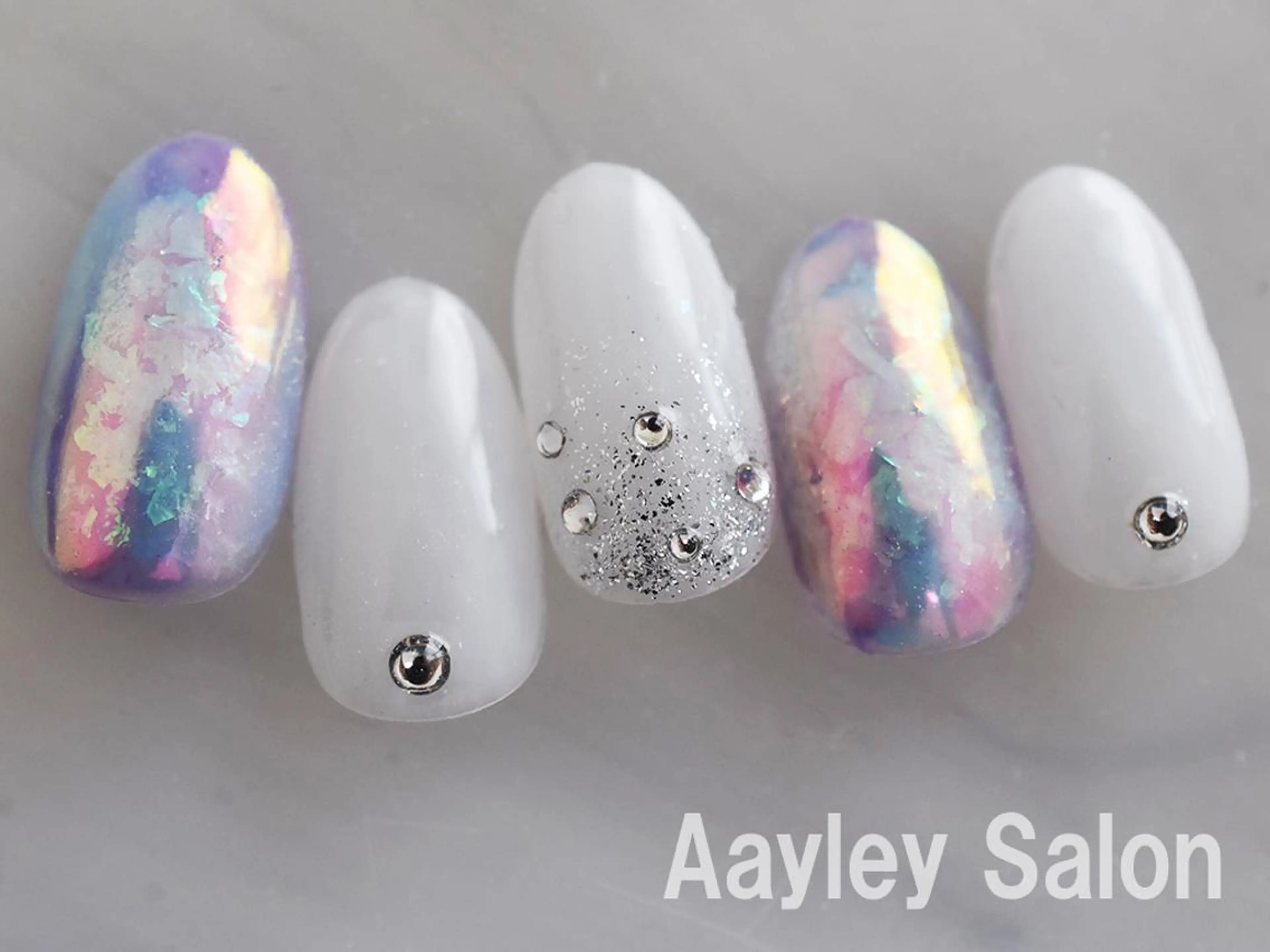 ミディアム カラー ネイル Aayley(アイリー)Salon所属・Aayley アイリ―サロンのネイルデザイン