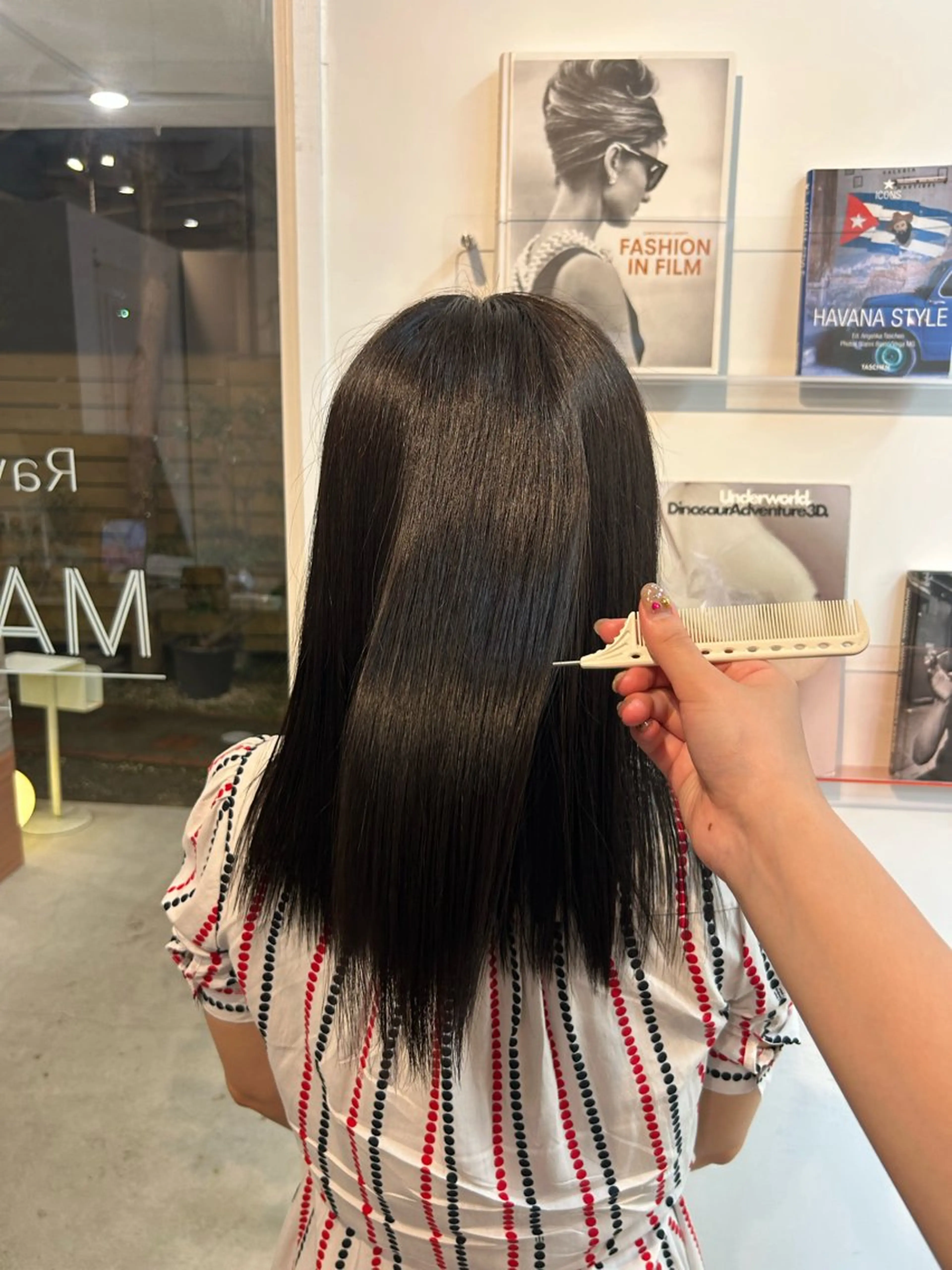 縮毛矯正🫧雨にも耐える髪の毛を作りサラサラにしましょう🎼の写真