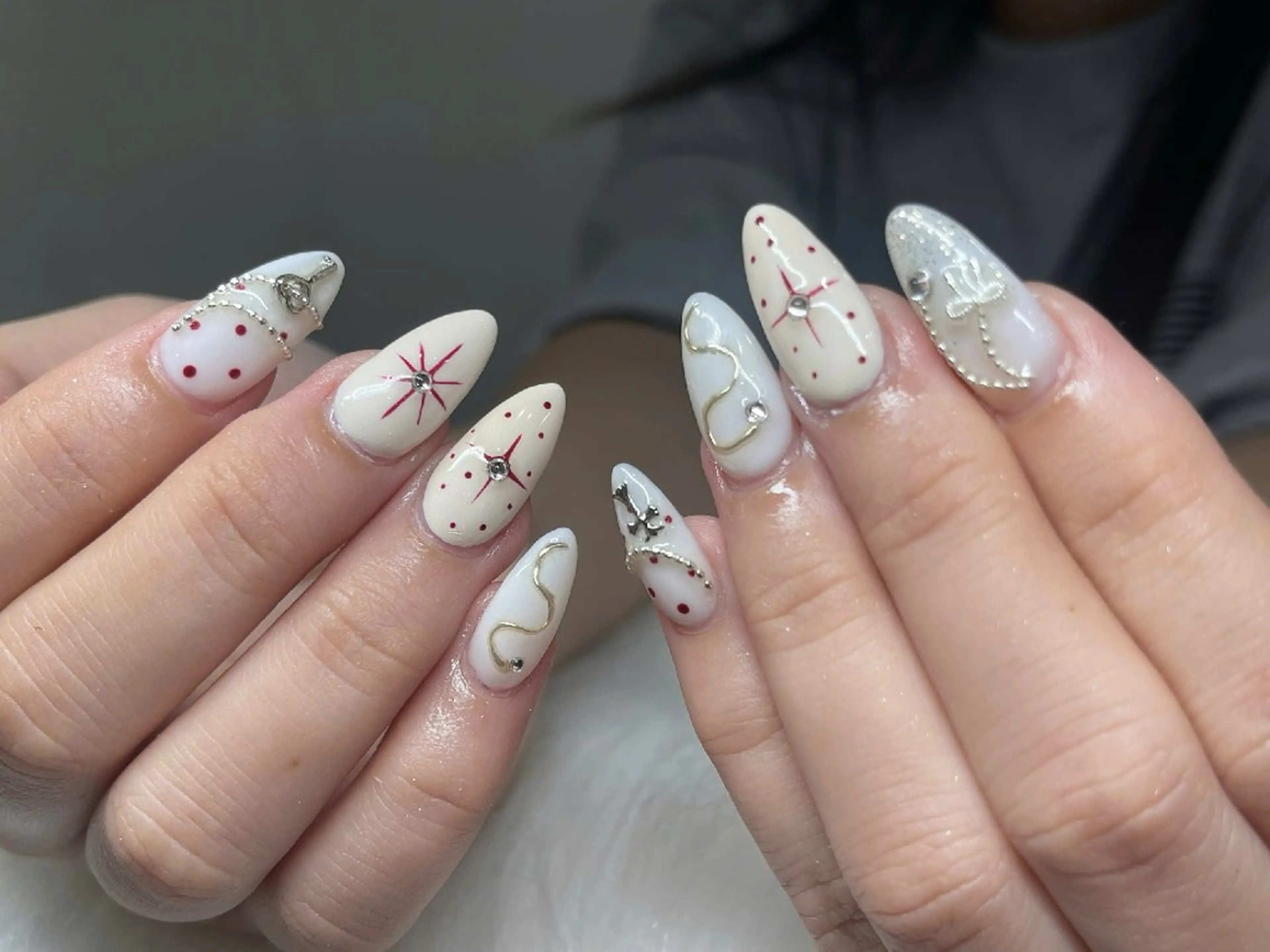 ネイル アートネイル キラキラネイル ロングネイル 赤色 リボン ハンドネイル MINDY ミンディのネイルデザイン