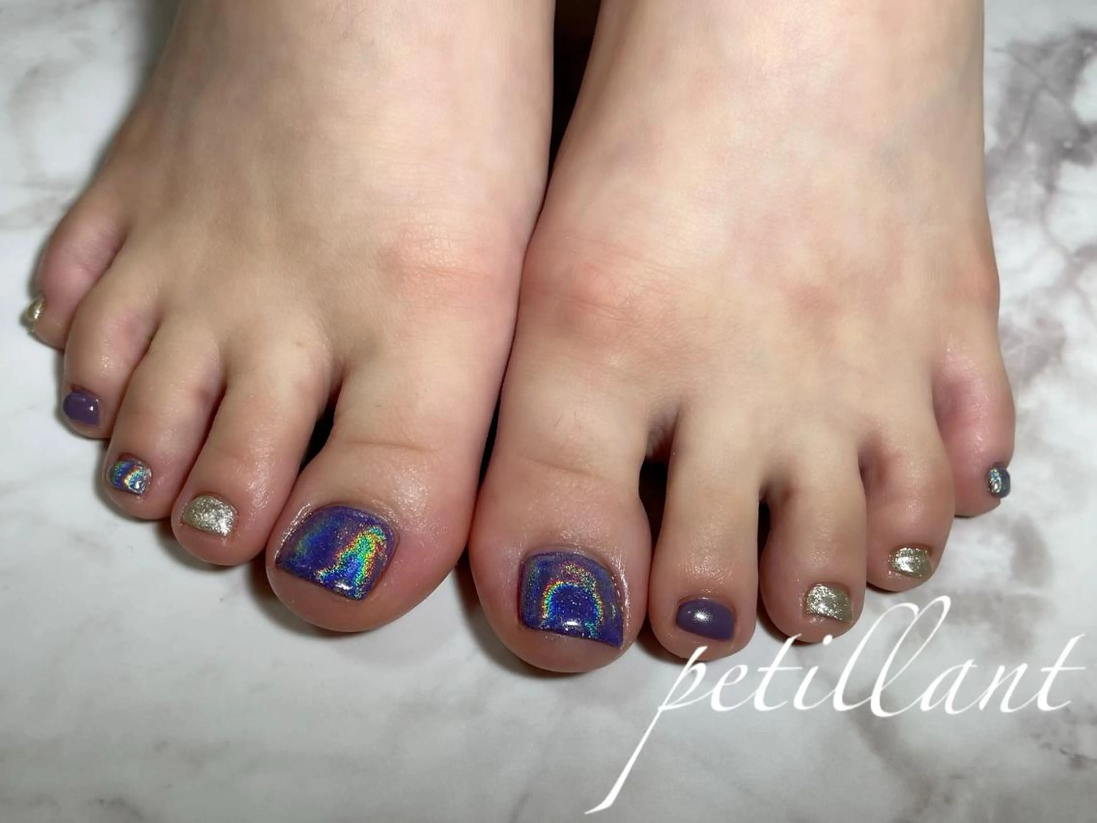 ネイル オーロラネイル フットネイル ジェルネイル ラメ(グリッター) シルバー petillant所属・nail salon petillantのネイルデザイン
