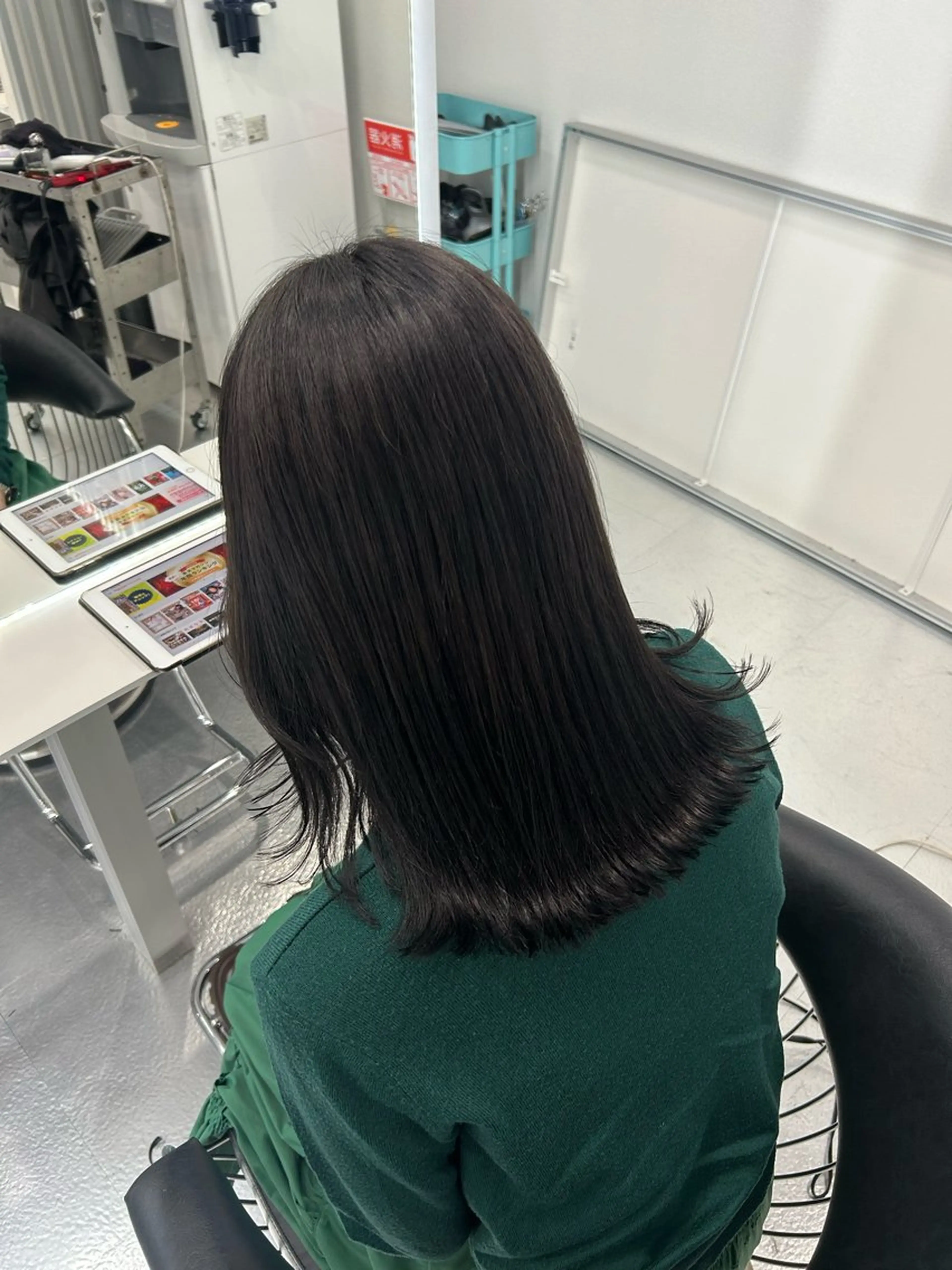 ミディアム カラー 黒髪 グレーブラック あやめ🪽 オリーブ/ハイトーンのヘアスタイル