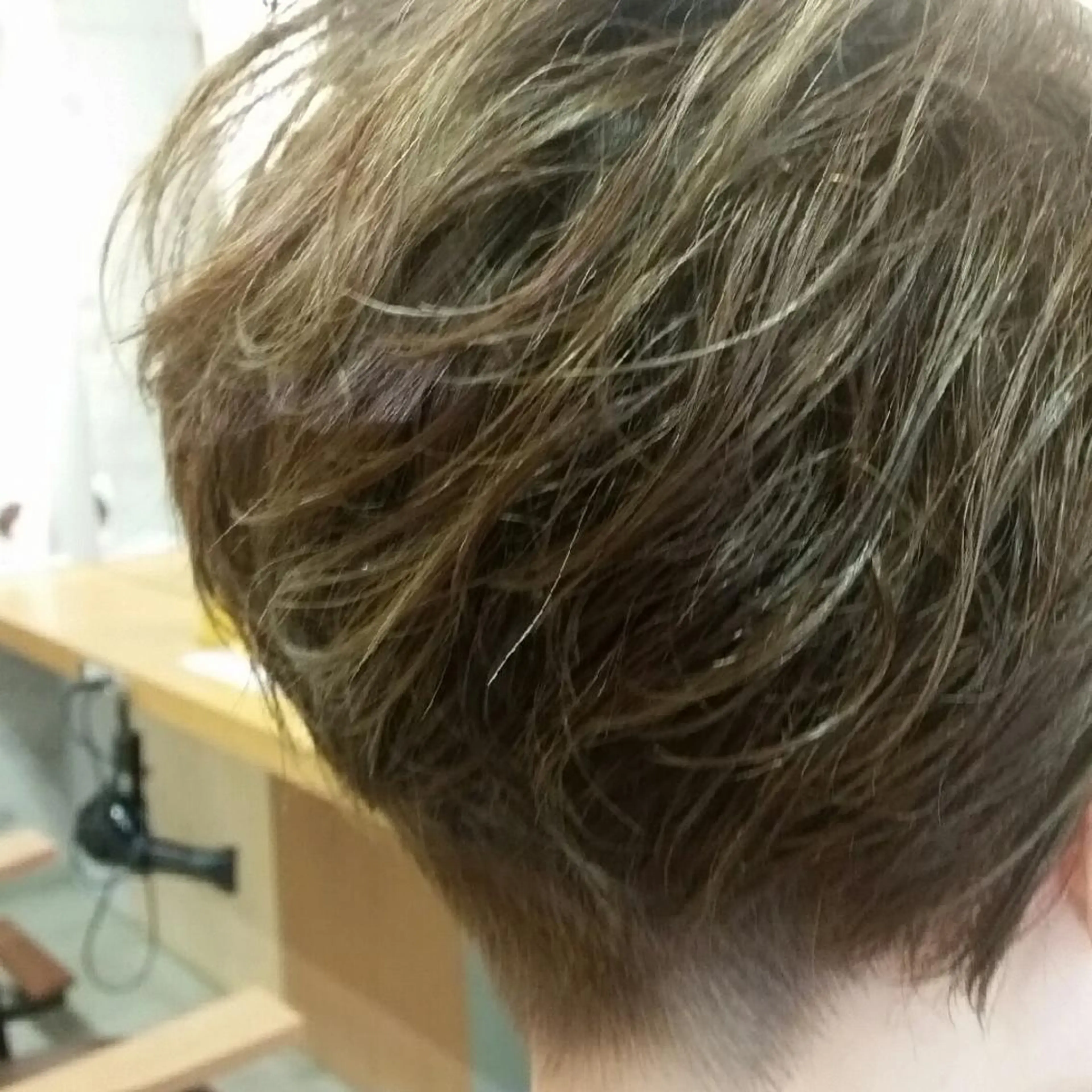 ショート カラー パーマ 一戸 陽太のヘアスタイル