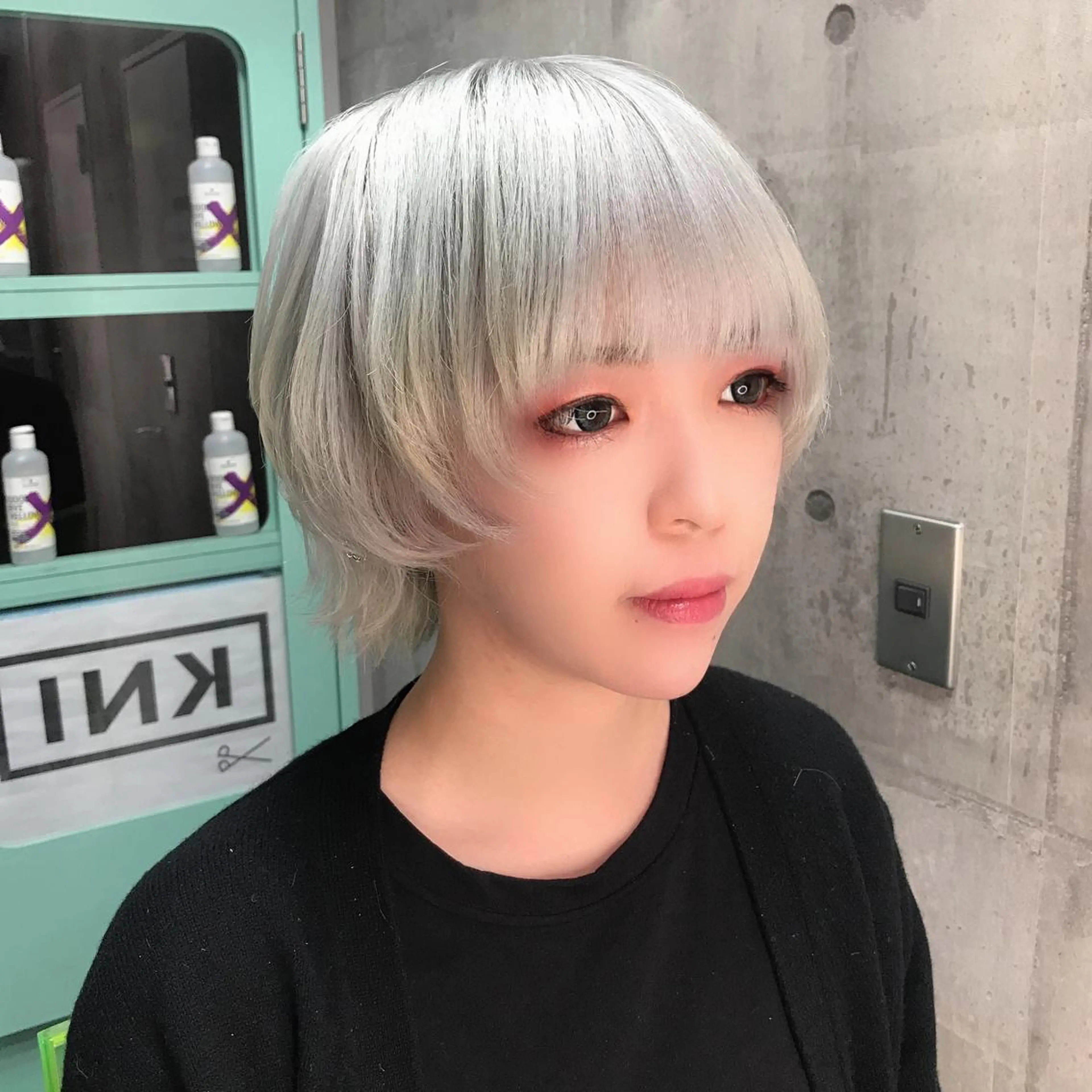 ミディアム カラー ウルフカット ヘアカラー トリートメント ホワイト&レイヤーカ ットエクステ長畠俊輔のヘアスタイル