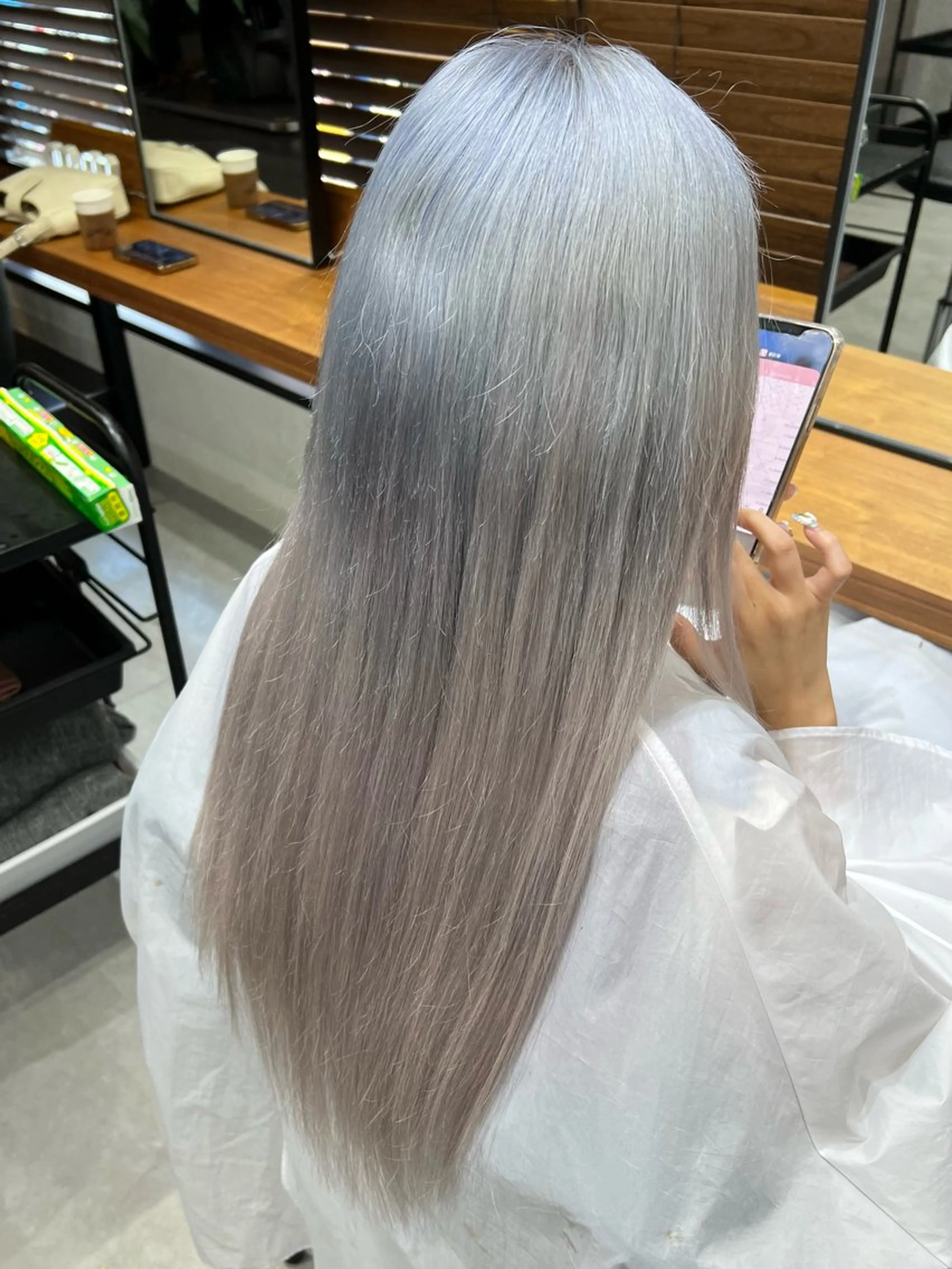 ロング カラー シールエクステ ブルーカラー グラデーションカラー ハイトーンカラー シルバー ショート/ウルフ カットモデル募集のヘアスタイル