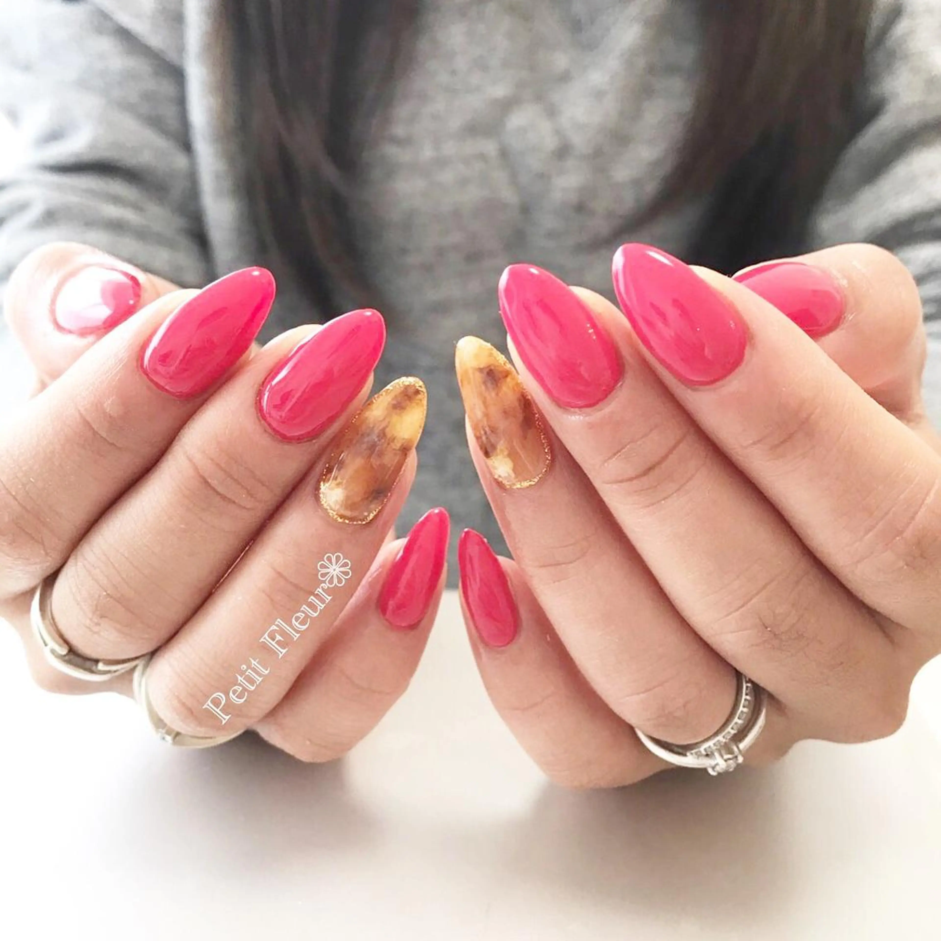 ネイル べっ甲ネイル ワンカラーネイル 赤色 シンプルネイル Petit Fleur所属・青柳 亜梨奈のマツエク・マツパデザイン