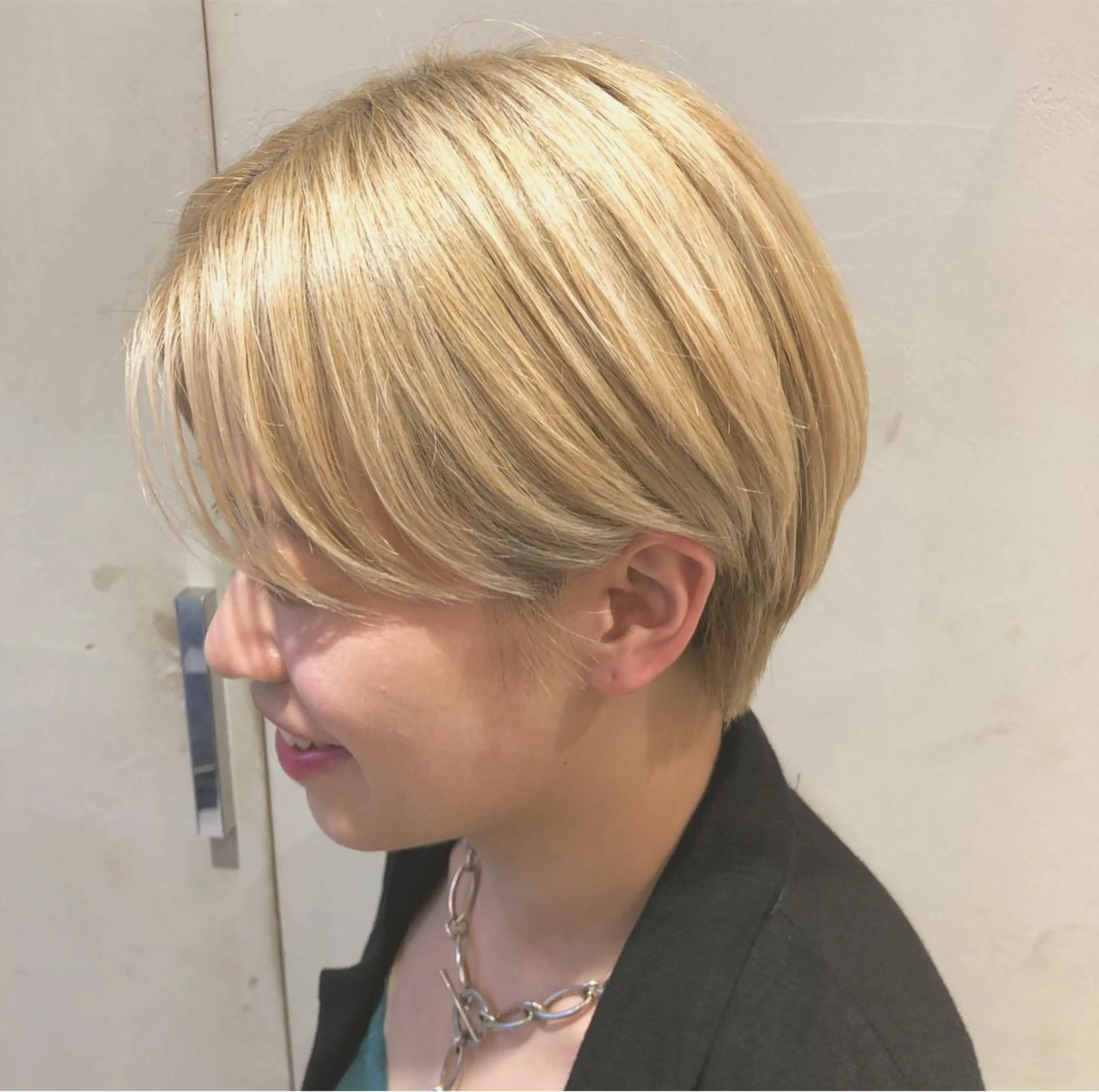 ショート カット 荒木 依莉亜のヘアスタイル