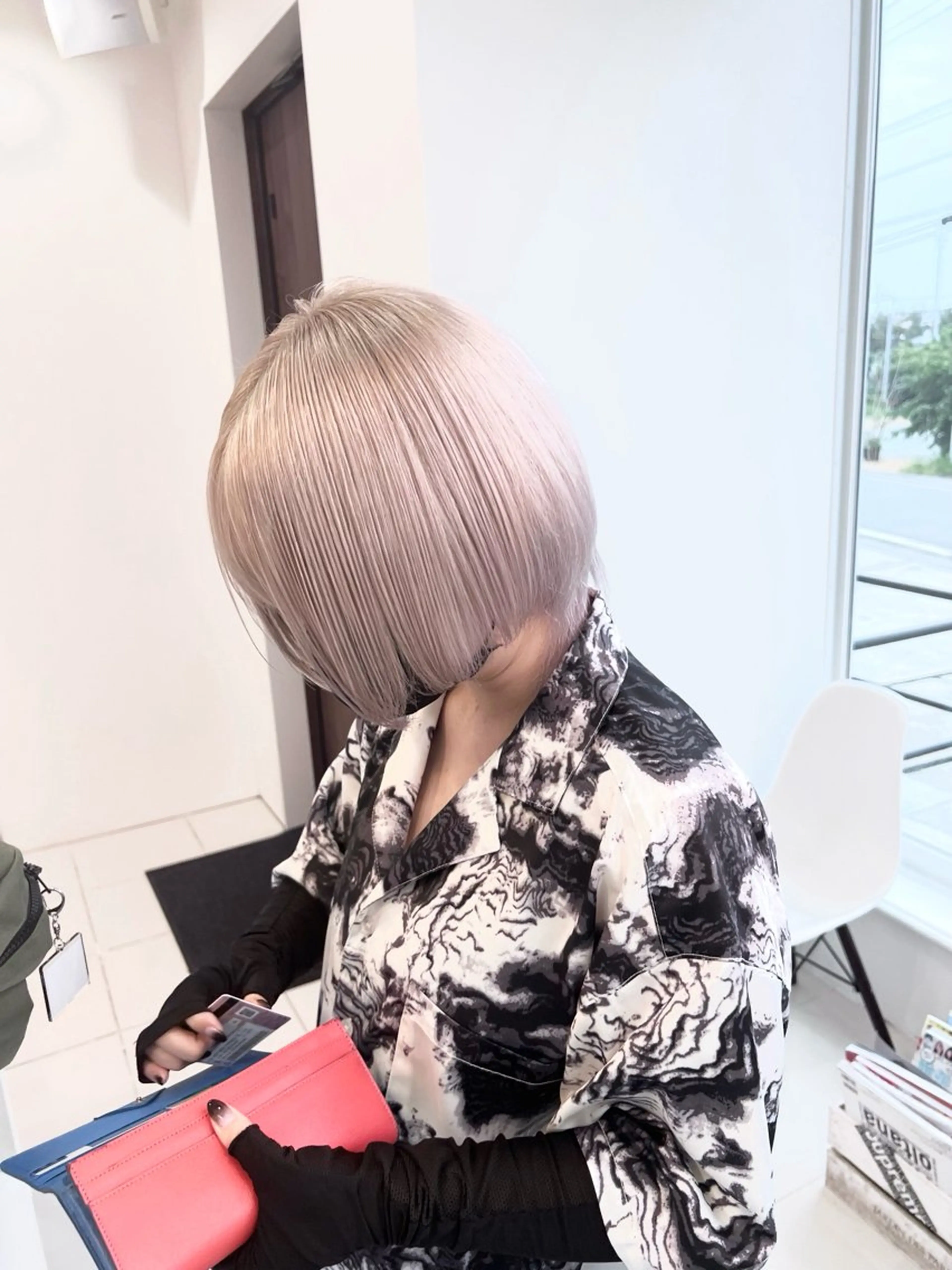 ショート カラー ハイトーンカラー ヘアカラー トリートメント VIRAL ヴァイラルのヘアスタイル