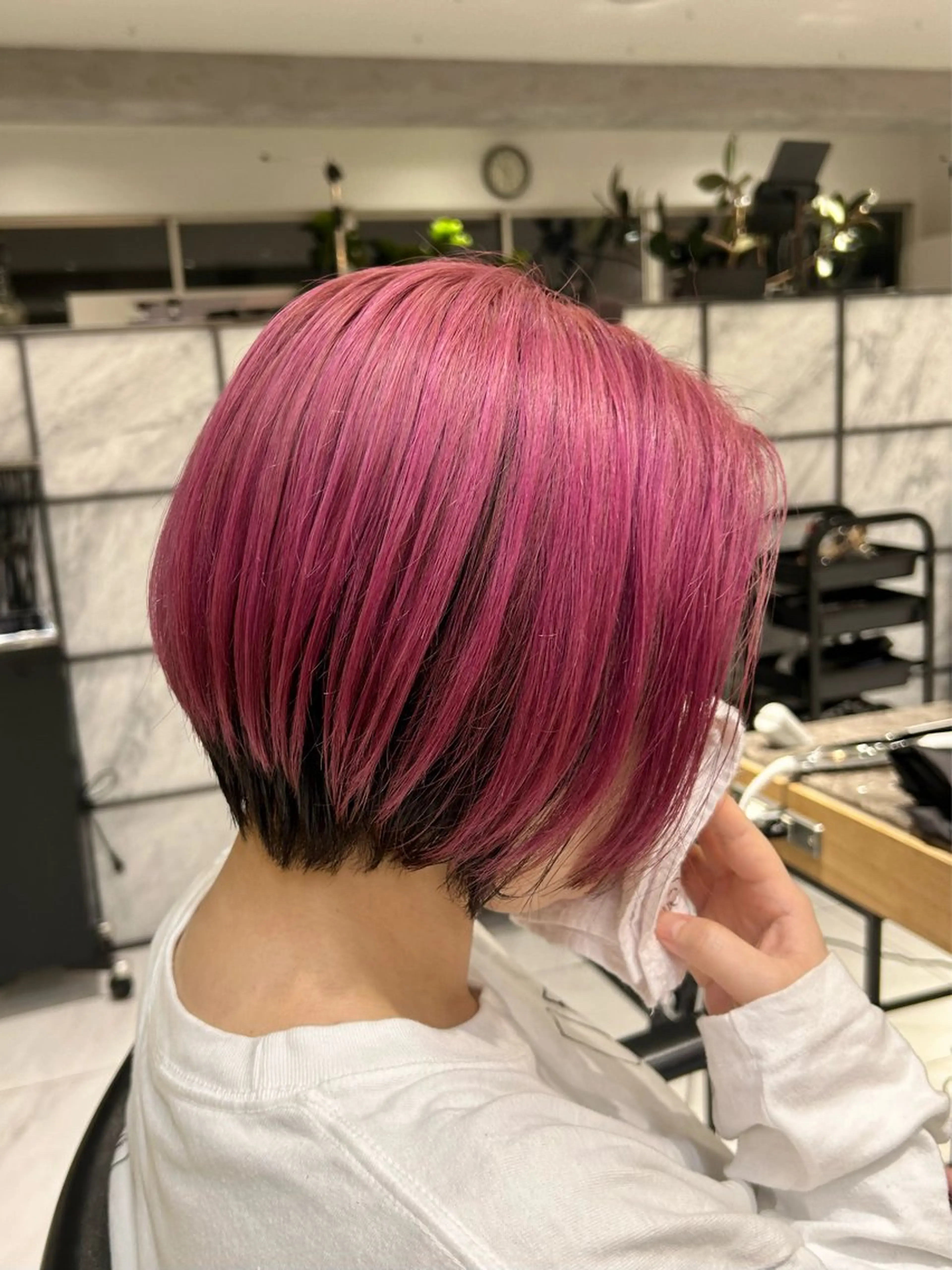 ショート カラー ブリーチ ピンクカラー ショートヘア 艶カラー/レイヤー 🦋AKARI🦋のヘアスタイル