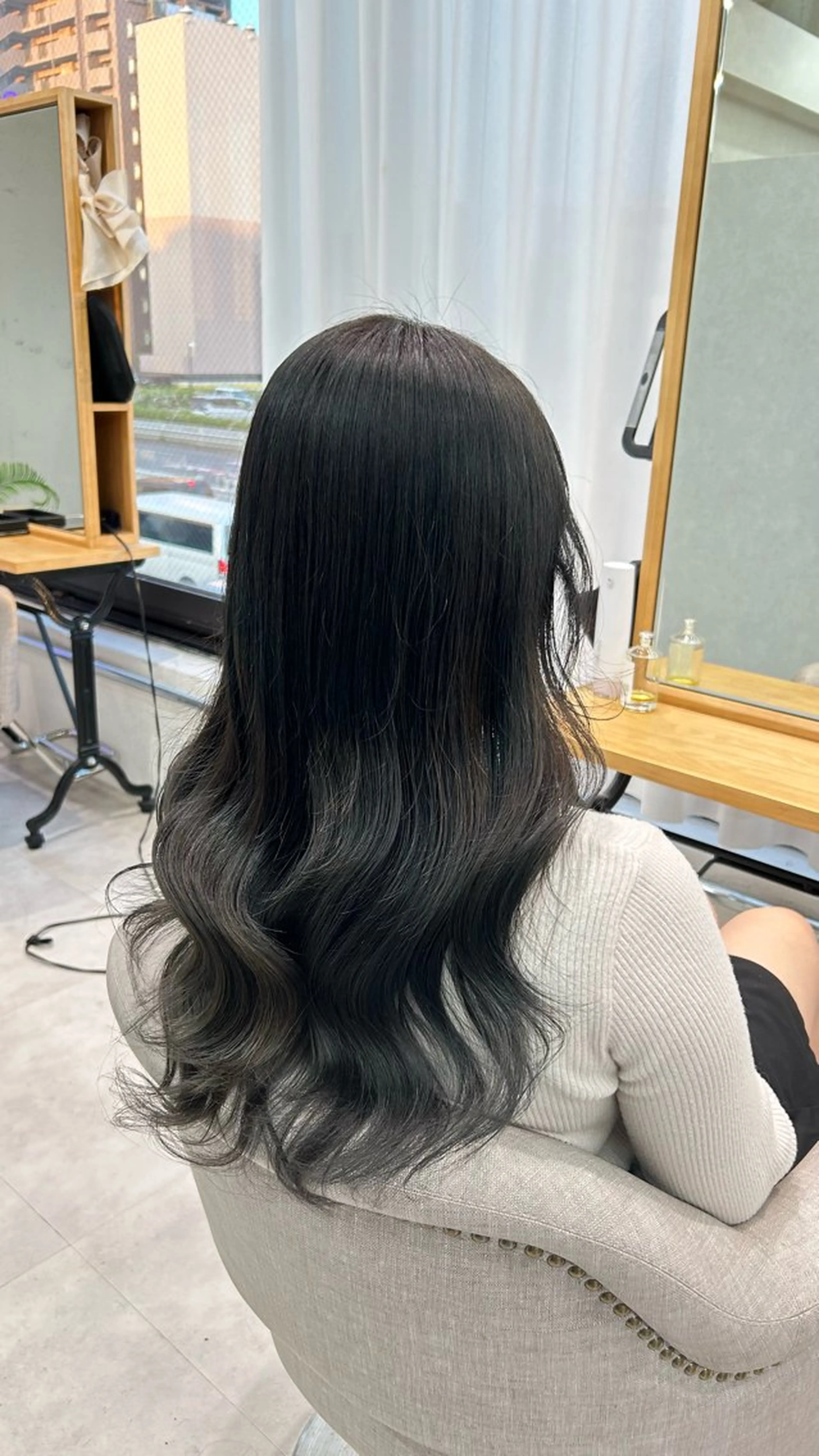 ロング アッシュ アッシュグレー 大浦 由希加のヘアスタイル