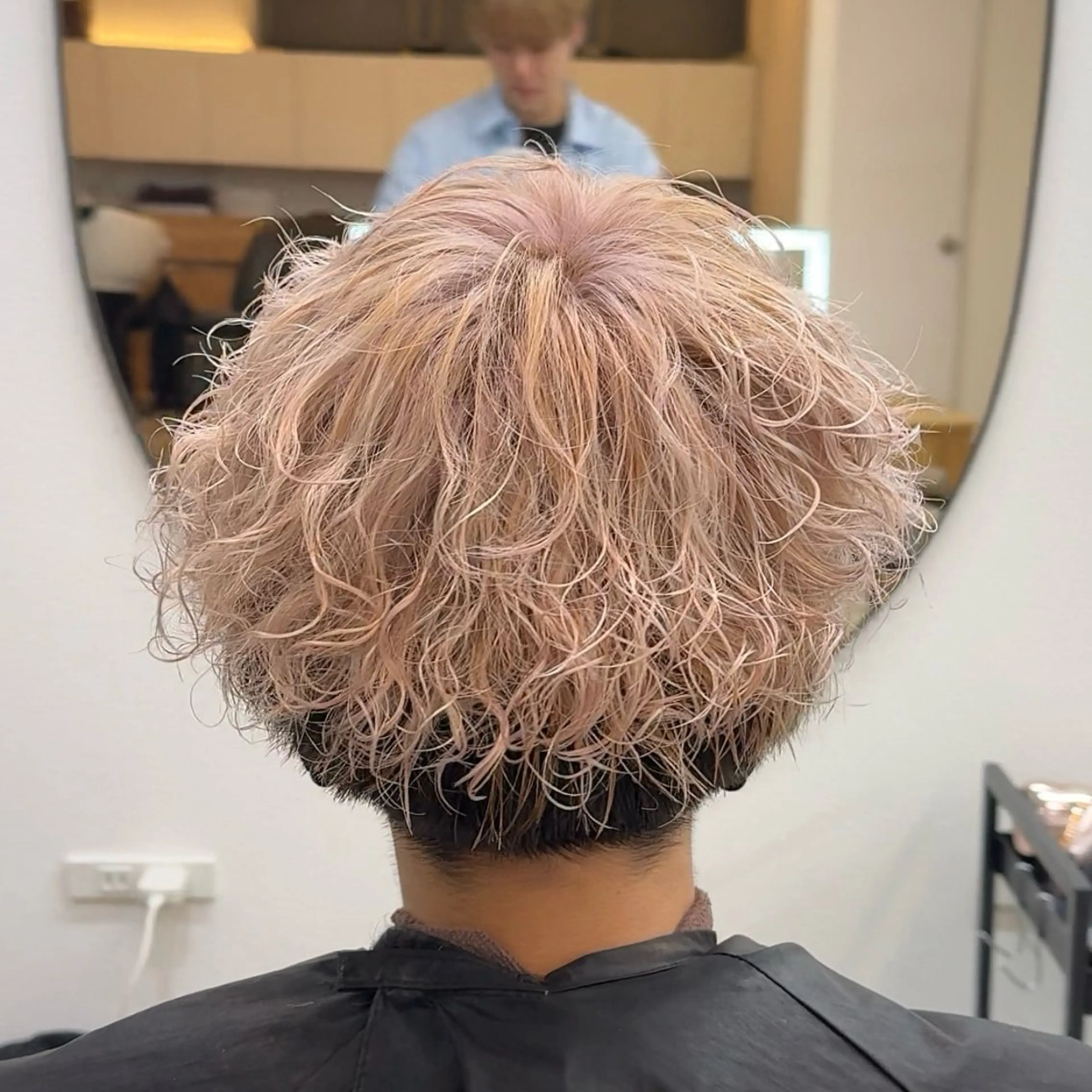 ミディアム カラー パーマ メンズ ミディアムパーマ メンズブリーチ メンズパーマ ベージュカラー ブリーチ ヘアカラー ブリーチカラー/渋谷 /髪質改善/shinのヘアスタイル