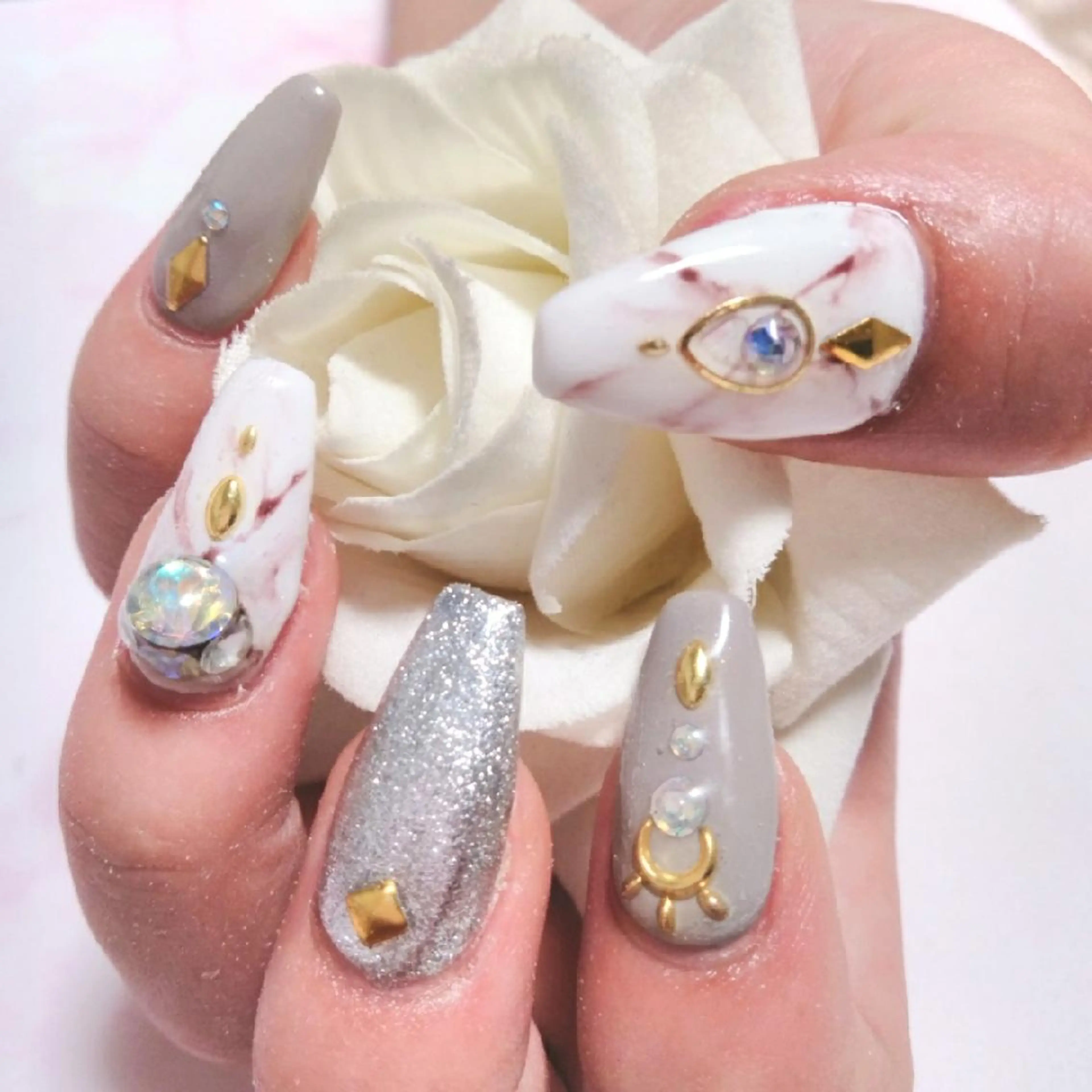 ネイル エステとネイル ローズコンフォートのネイルデザイン