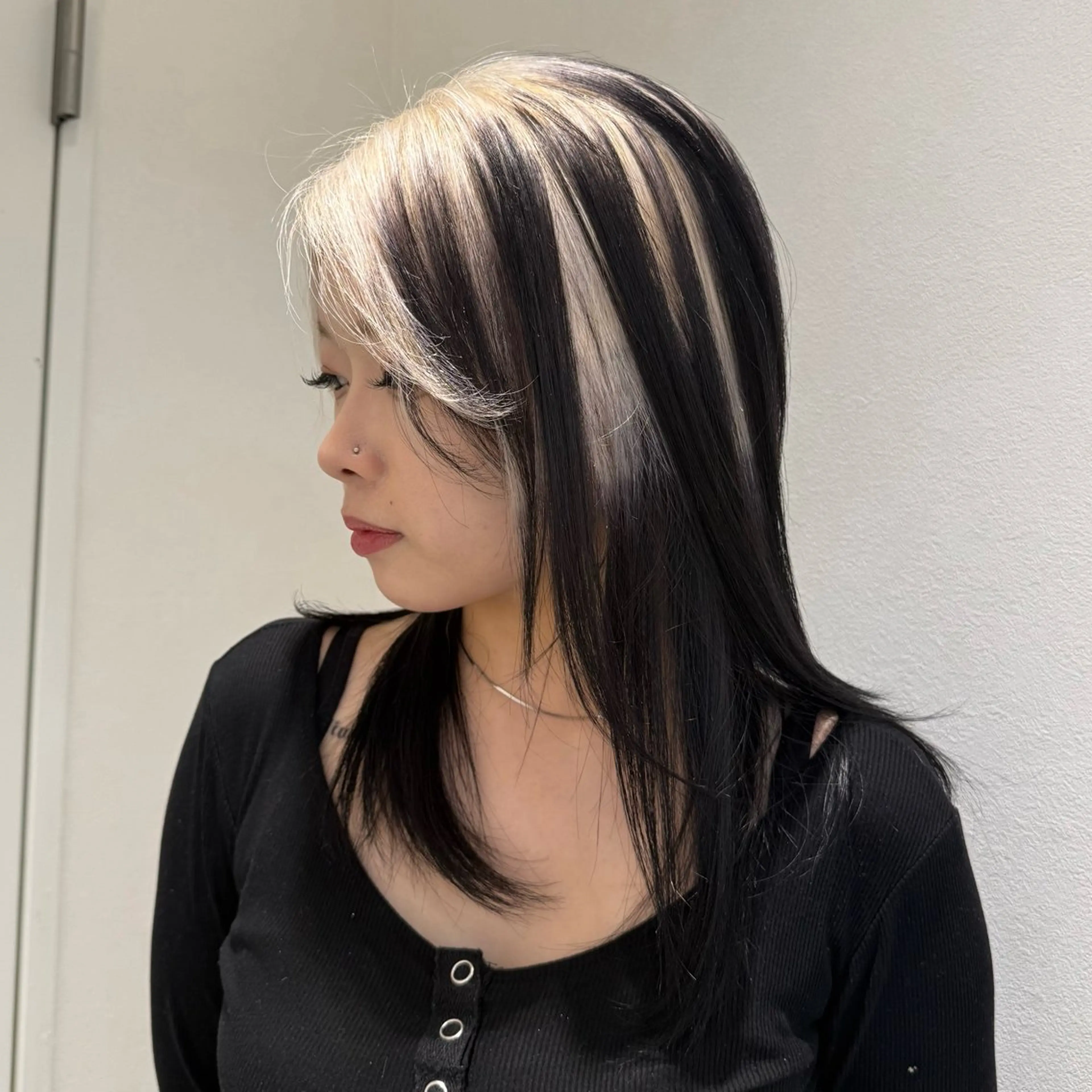 ミディアム カラー ヘアアレンジ ベージュカラー ブリーチ ブロンド デザインカラー ミルクティーベージュ ヘアカラー 【🥀履歴修正🥀】 ハイトーン職人/拓真のヘアスタイル