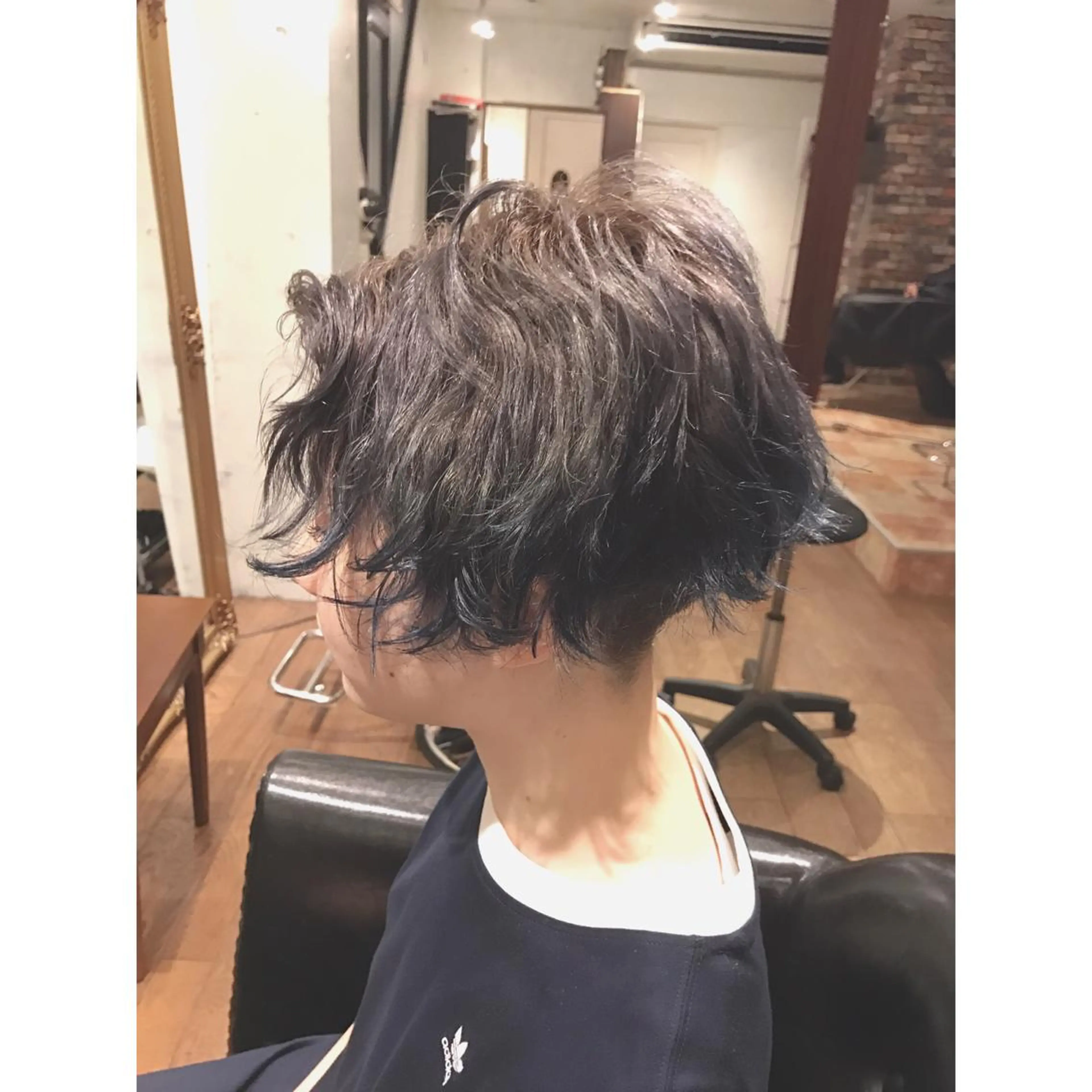 ショート カラー パーマ ブルーカラー マエダ　カズエ🫶 coronahairのヘアスタイル