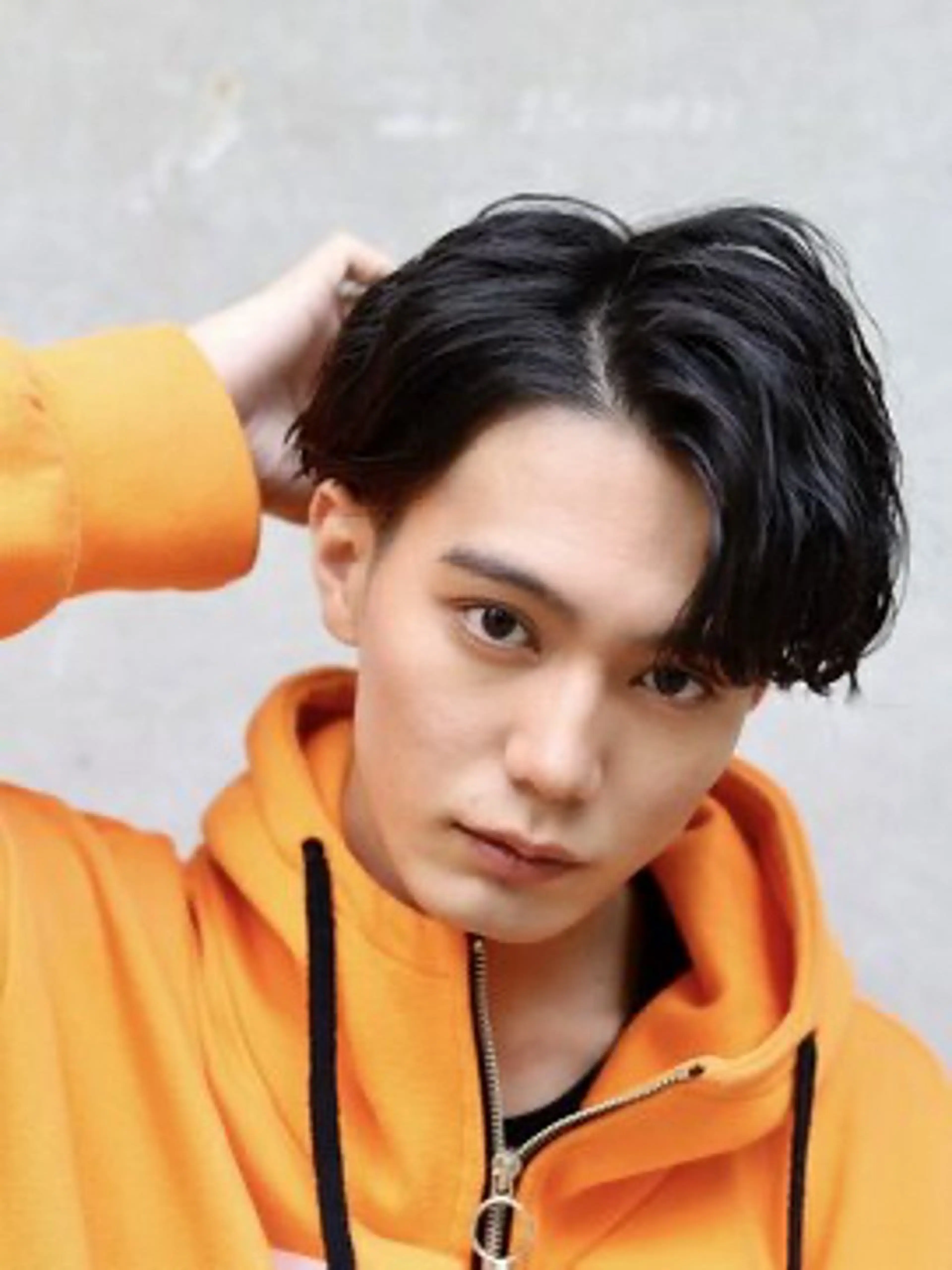 ミディアム メンズ センターパート かきあげバング 森長 マコトのヘアスタイル
