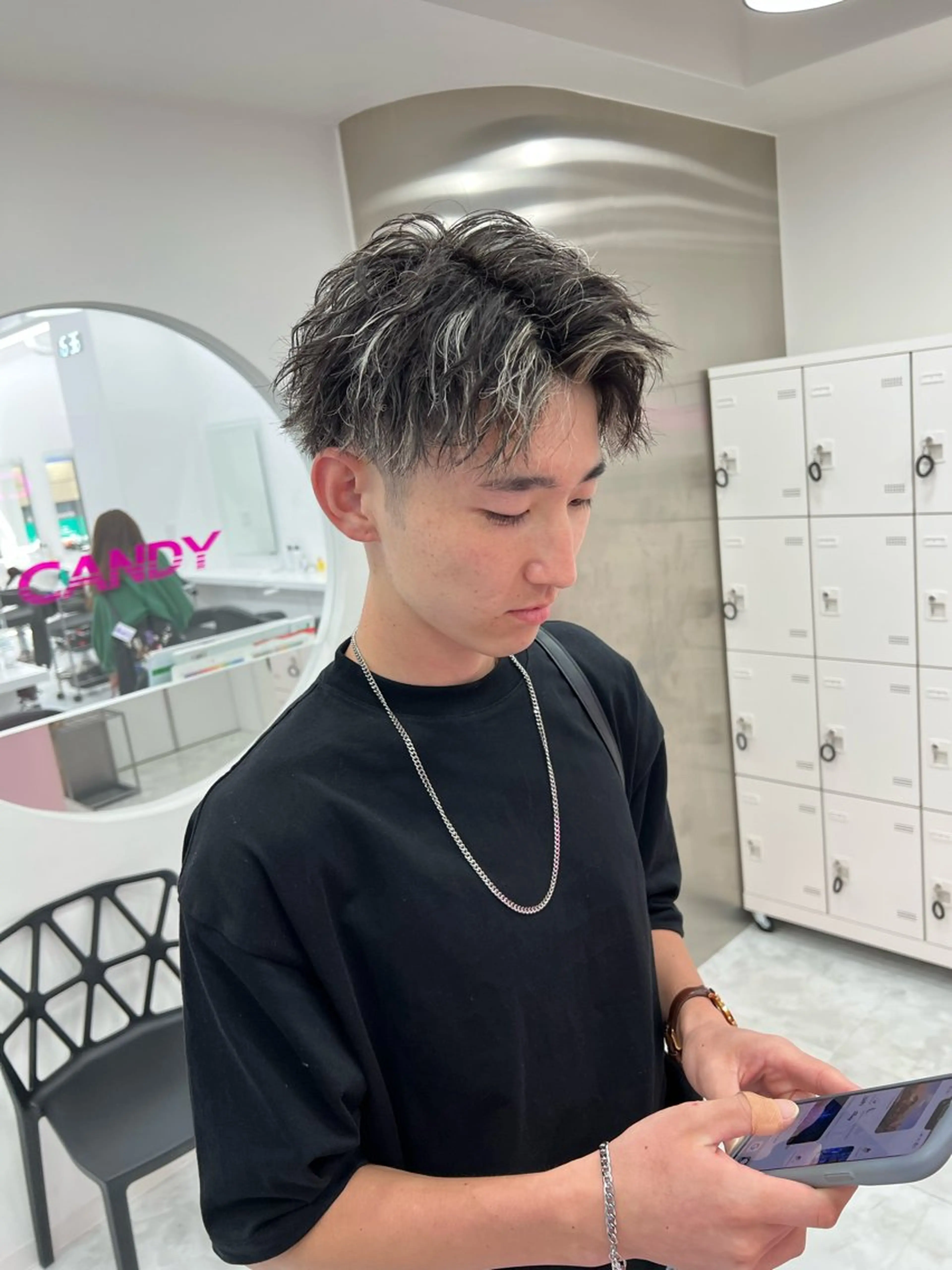 ミディアム パーマ メンズ ミディアムパーマ センターパート メンズ韓国風 韓国マッシュ マッシュウルフ メンズパーマ特化 TAIGAのヘアスタイル
