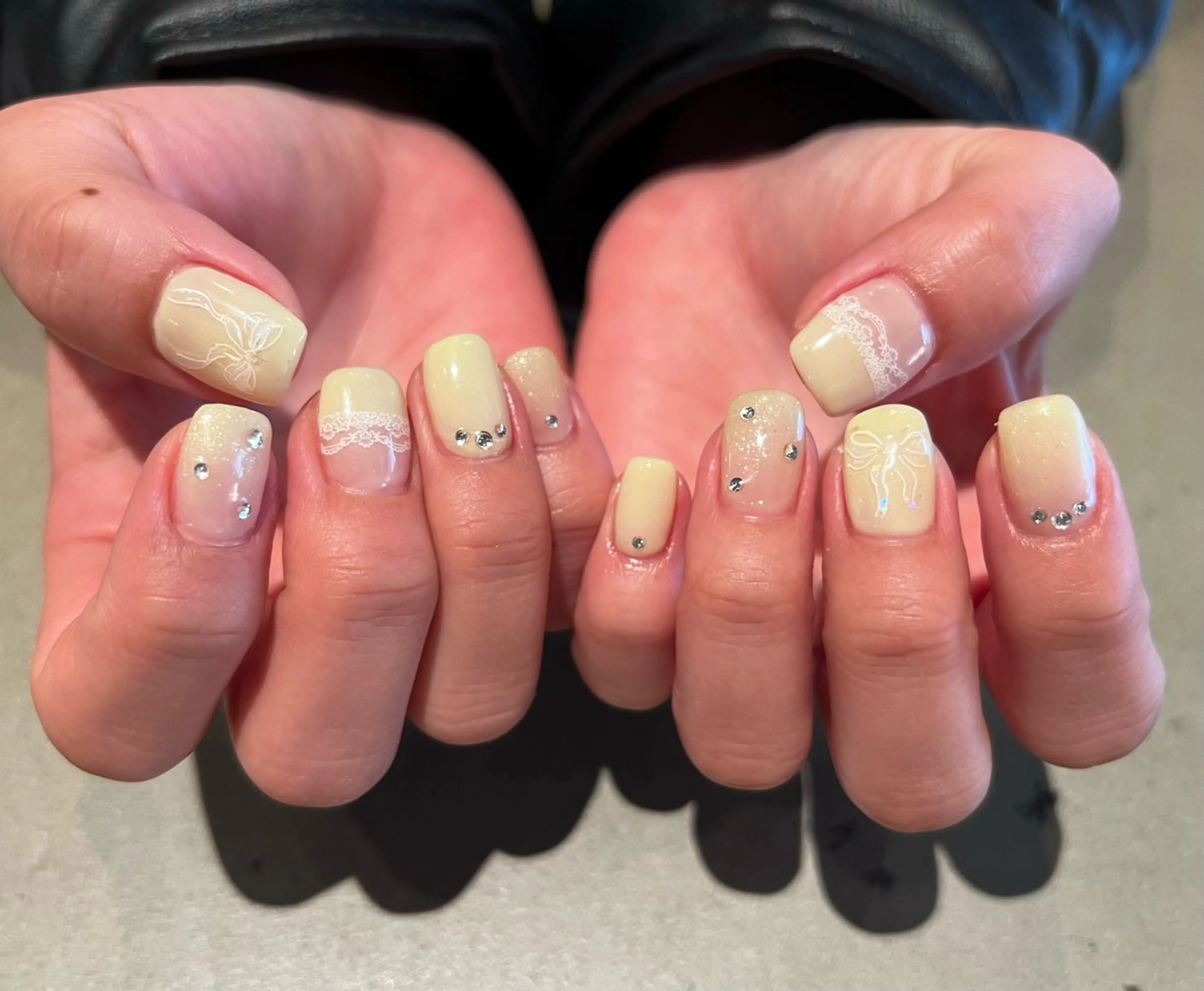 ネイル レース 春ネイル 黄色 ハンドネイル ウエチ ノリカ🐸のネイルデザイン