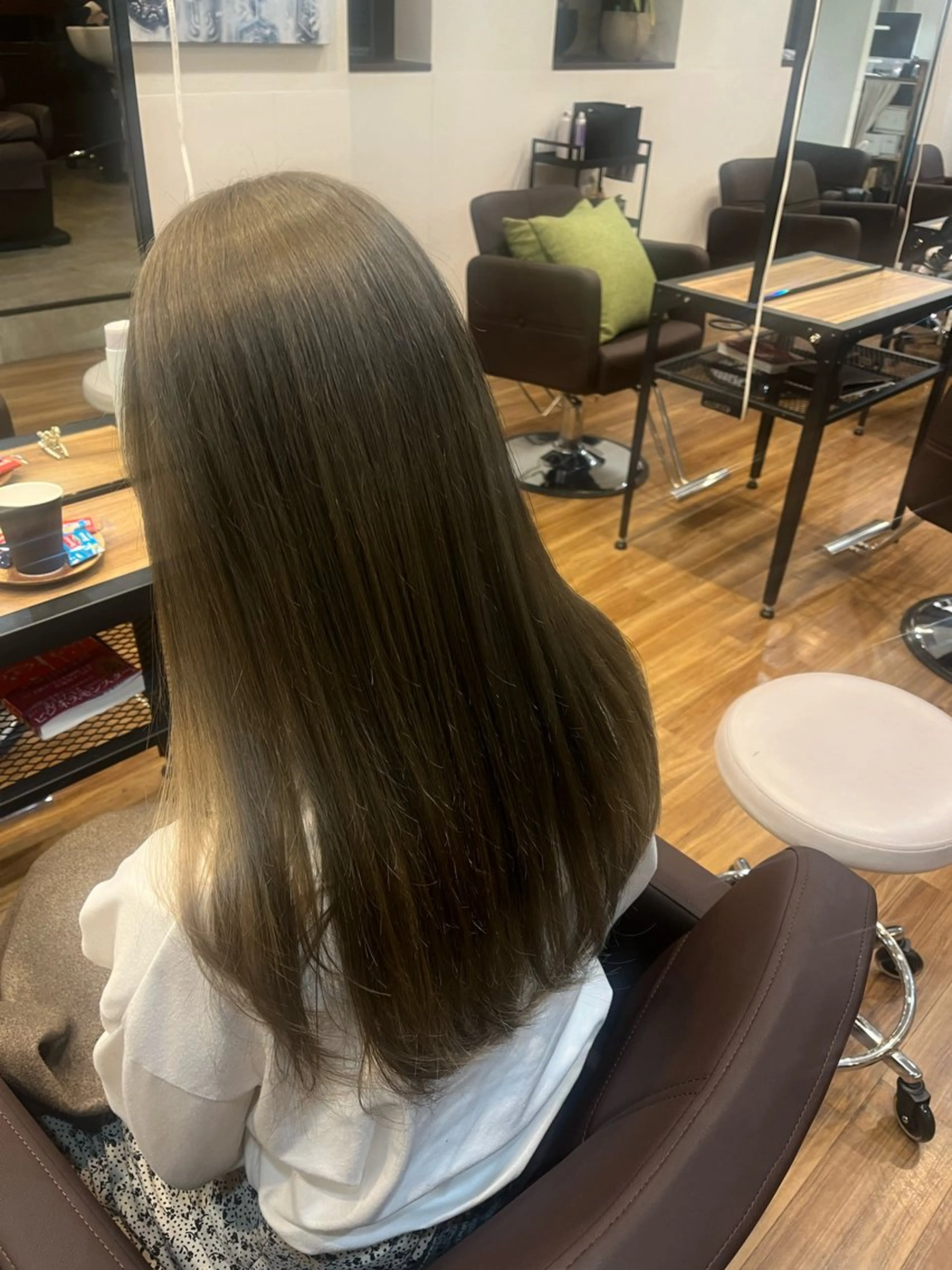 ロング カラー ベージュカラー ブリーチ ヘーゼル 新倉 あかねのヘアスタイル