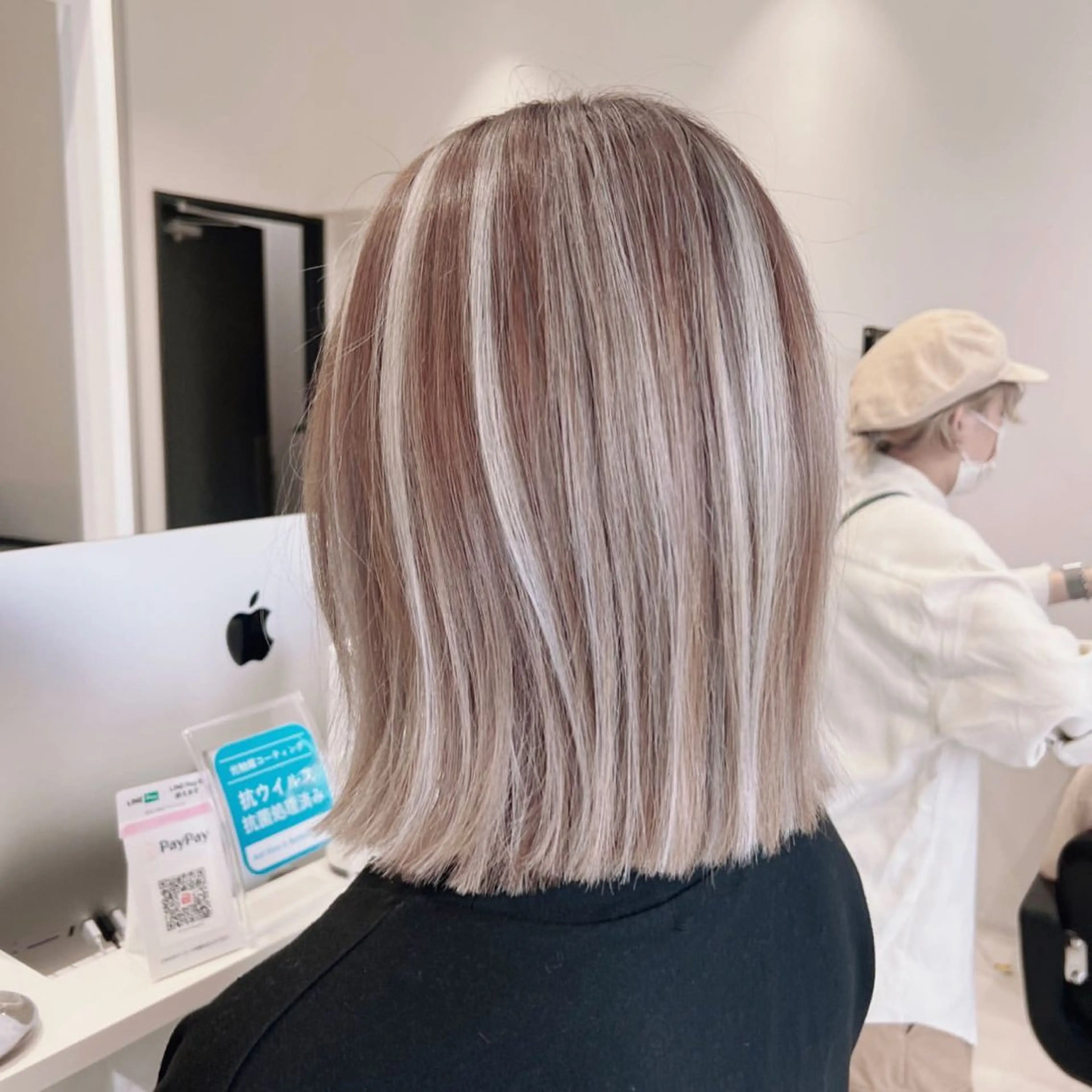 ミディアム カラー ブリーチ ケアブリーチ ヘアカラー オフホワイトアンドなんば所属・福西 洋斗のヘアスタイル