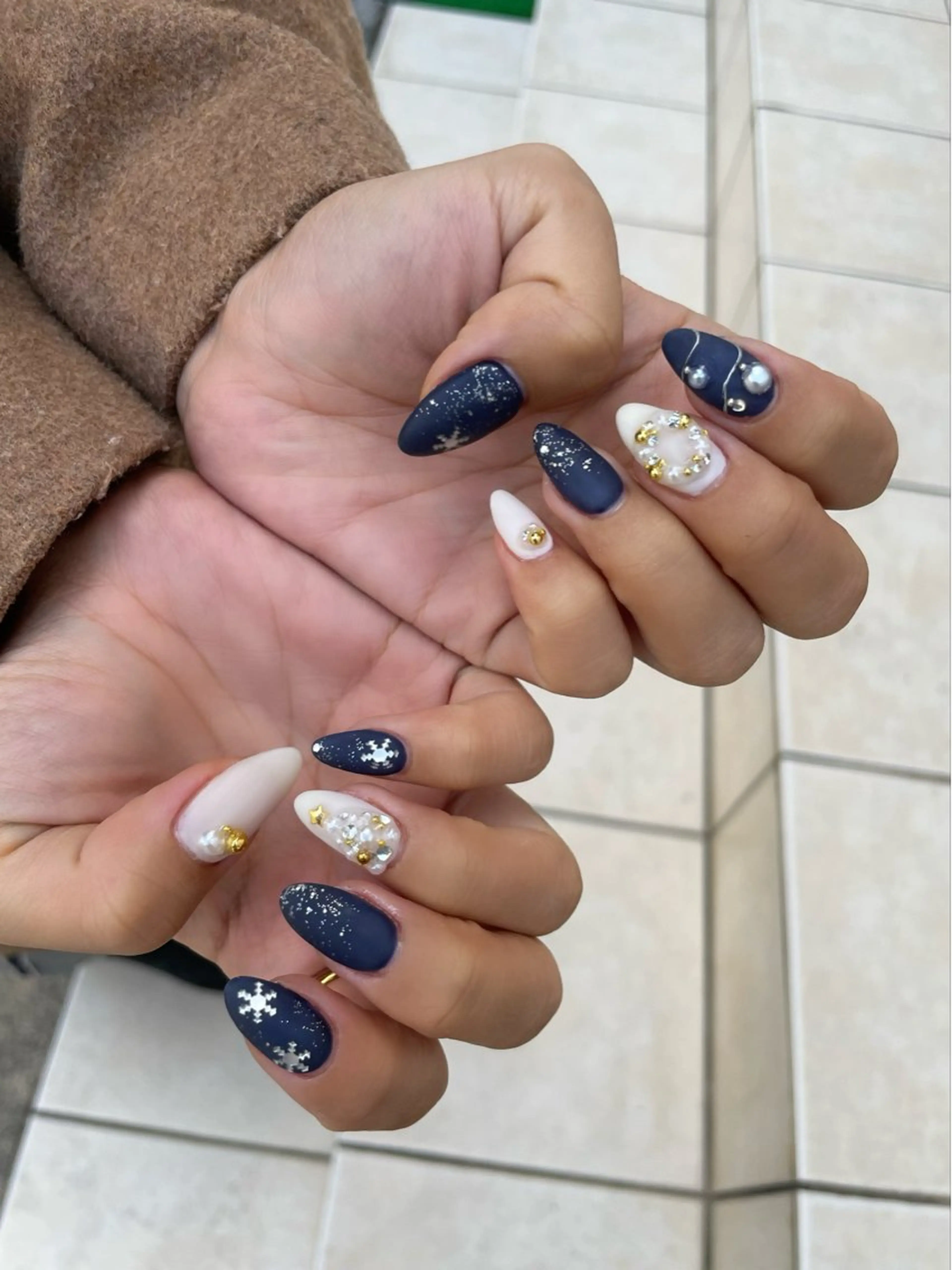 ネイル ロングネイル スカルプネイル ストーンネイル 冬ネイル クリスマス Nail salon 🎀Angeのネイルデザイン