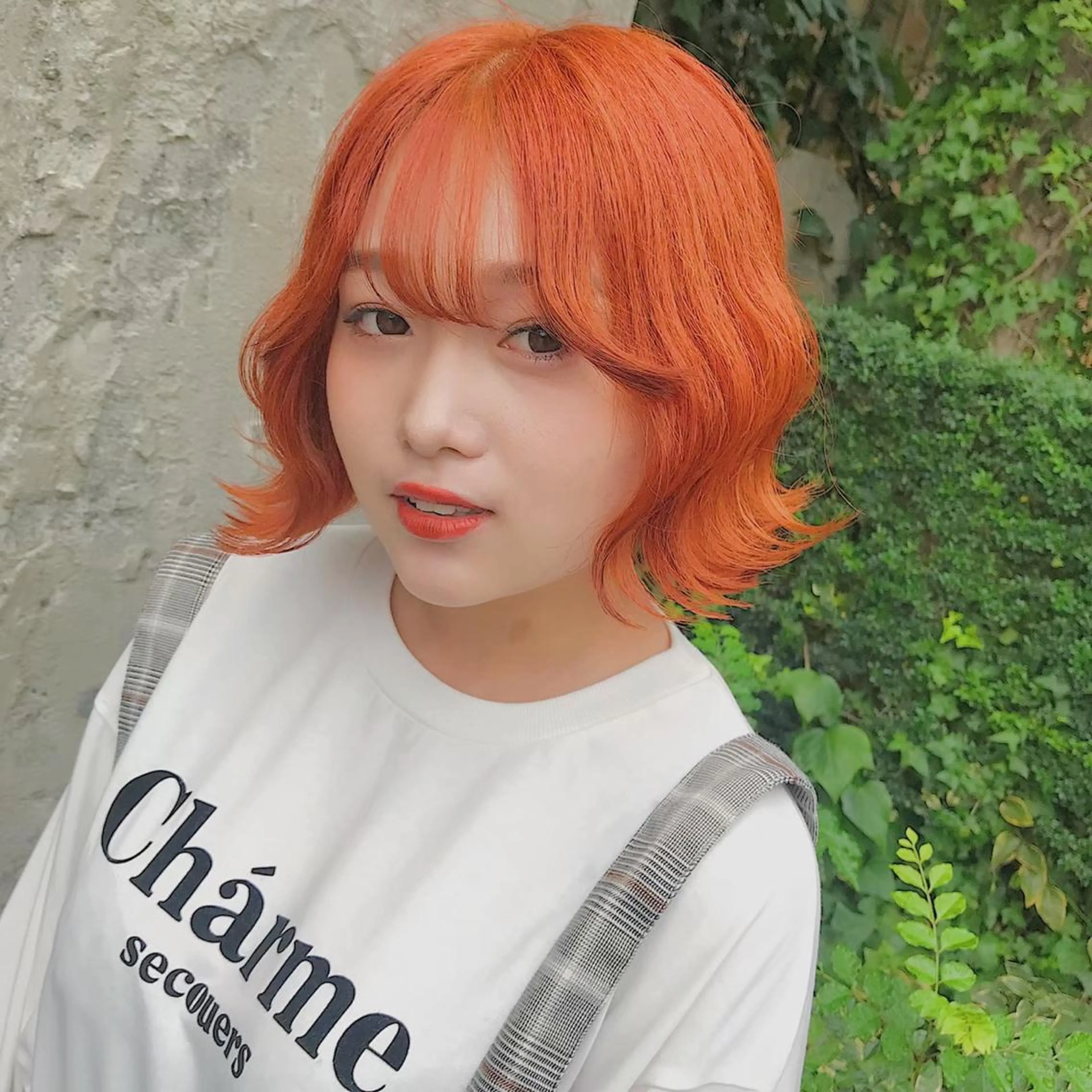 ショート カラー メンズ JuNブリーチに 縮毛矯正するプロのヘアスタイル